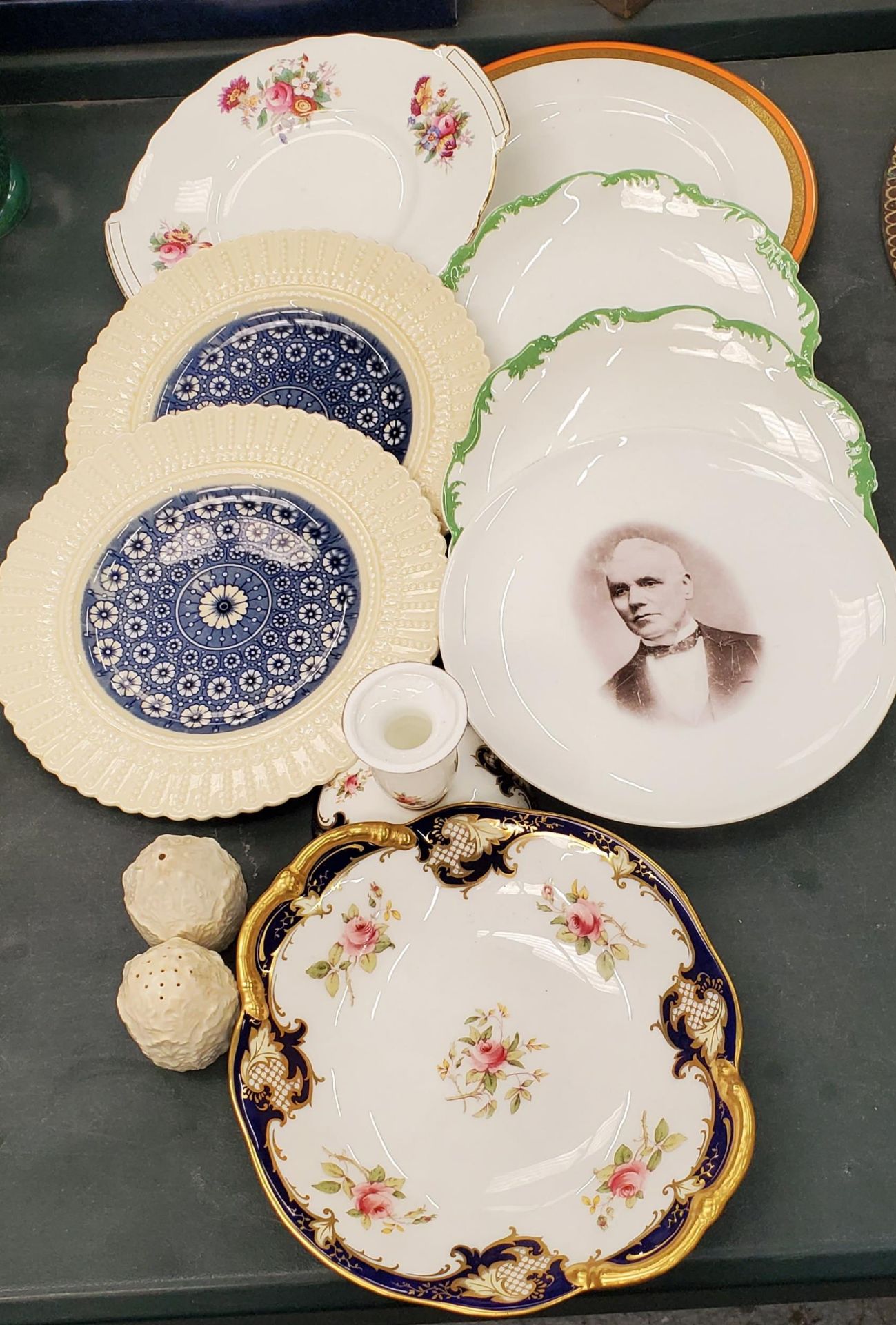 ELEVEN PIECES OF VICTORIAN COALPORT TO INCLUDE PLATES, A CRUET SET AND A CANDLESTICK