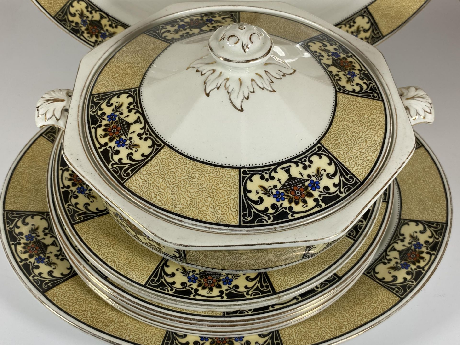 A GROUP OF WEDGWOOD & CO NANETTE PATTERN DINNER SERVICE ITEMS - Image 2 of 3