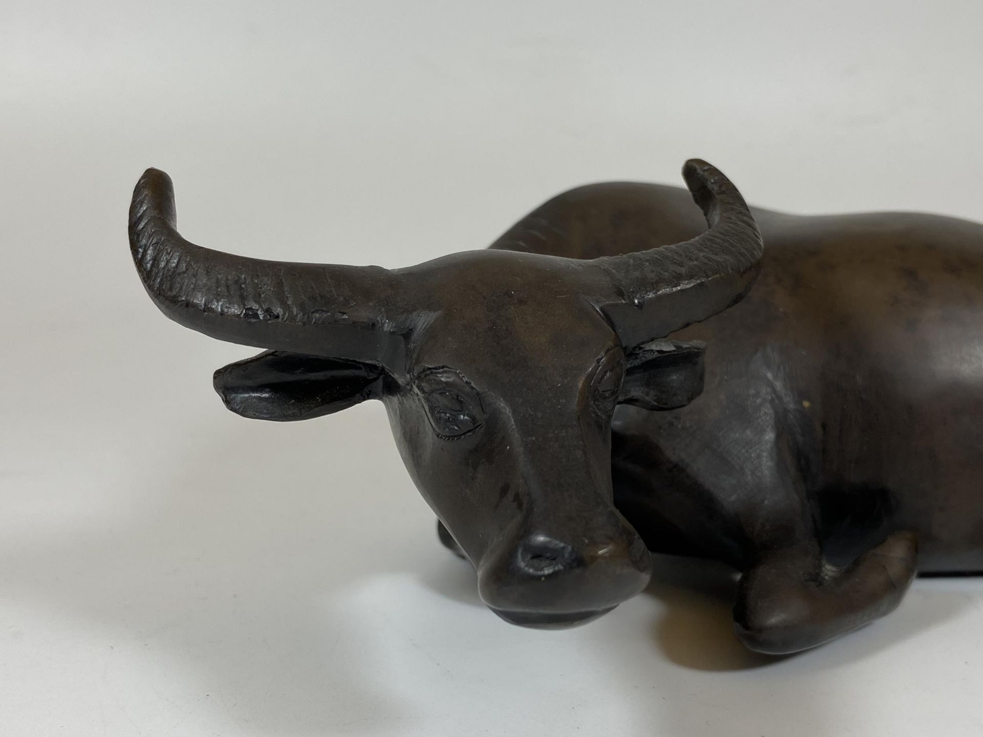 A HEAVY SOLID BRONZE CHINESE MODEL OF AN OX, APPROX LENGTH 23CM - Image 2 of 5