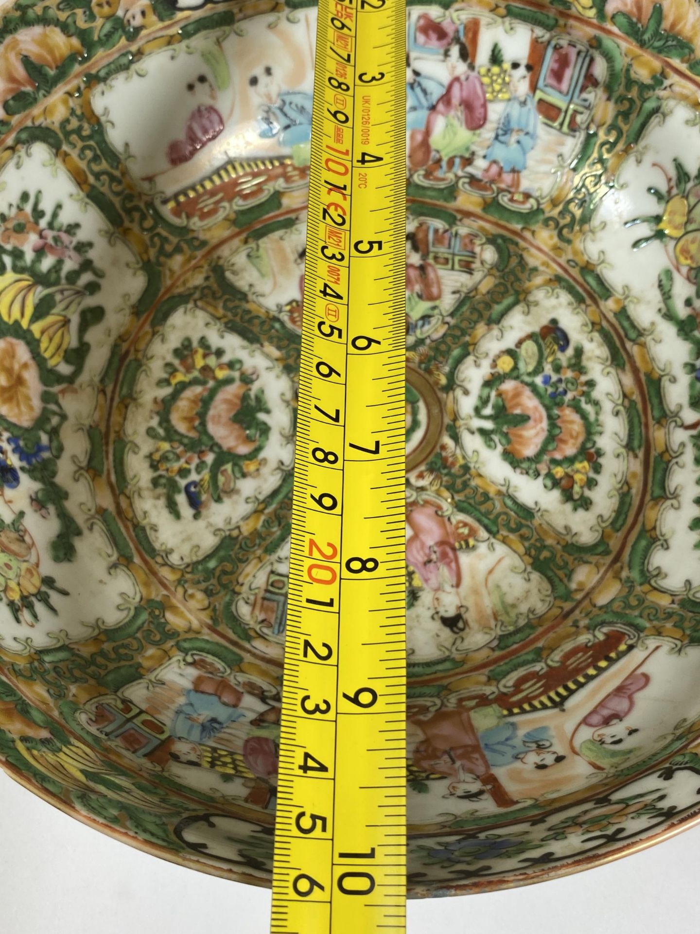 A 19TH CENTURY CHINESE CANTON FAMILLE ROSE MEDALLION FRUIT BOWL, DIAMETER 26CM, HEIGHT 10CM - Image 8 of 9