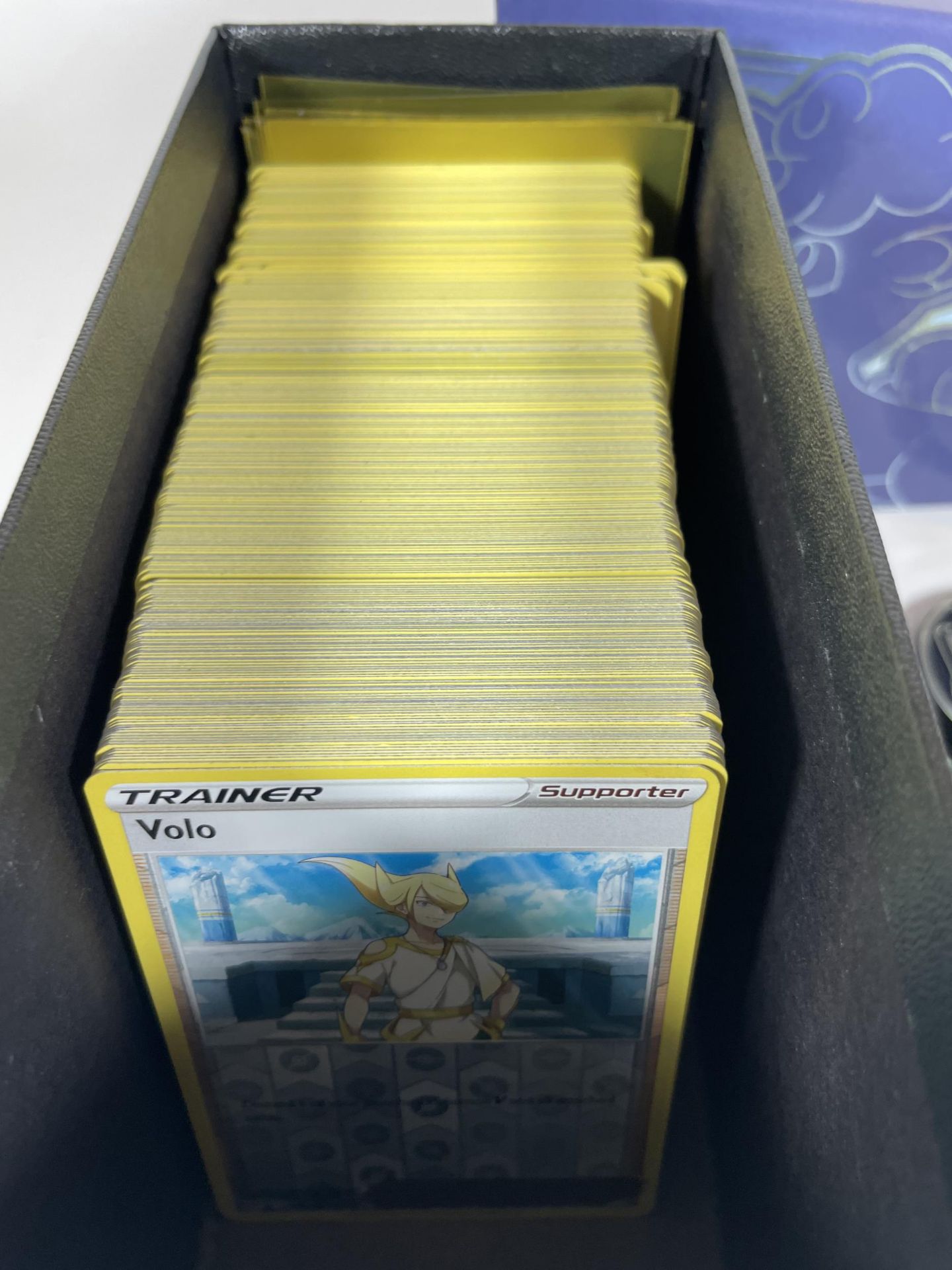 A POKEMON TRAINER BOX FULL OF CARDS, HOLOS, TOKENS ETC - Bild 3 aus 5