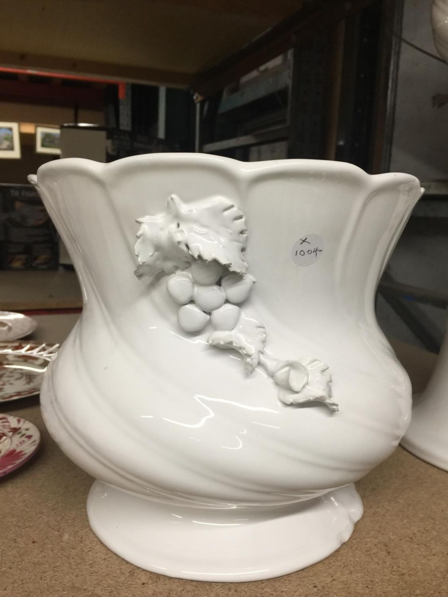 A WHITE WITH GRAPE DETAIL JARDINIERE STAND AND BOWL - Image 2 of 4