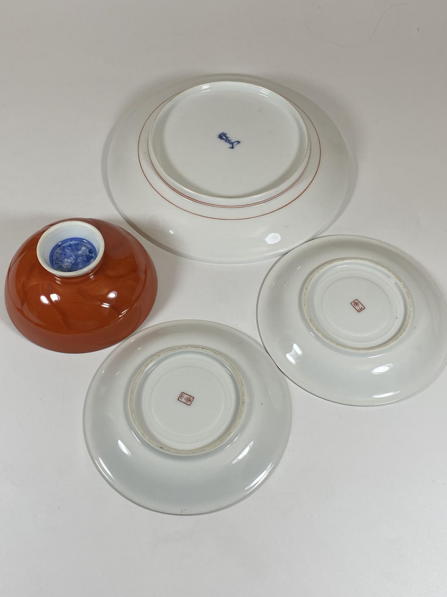 A GROUP OF FOUR ORIENTAL PORCELAIN ITEMS, FLORAL PLATE, JAPANESE PLATES AND BOWL - Image 3 of 5