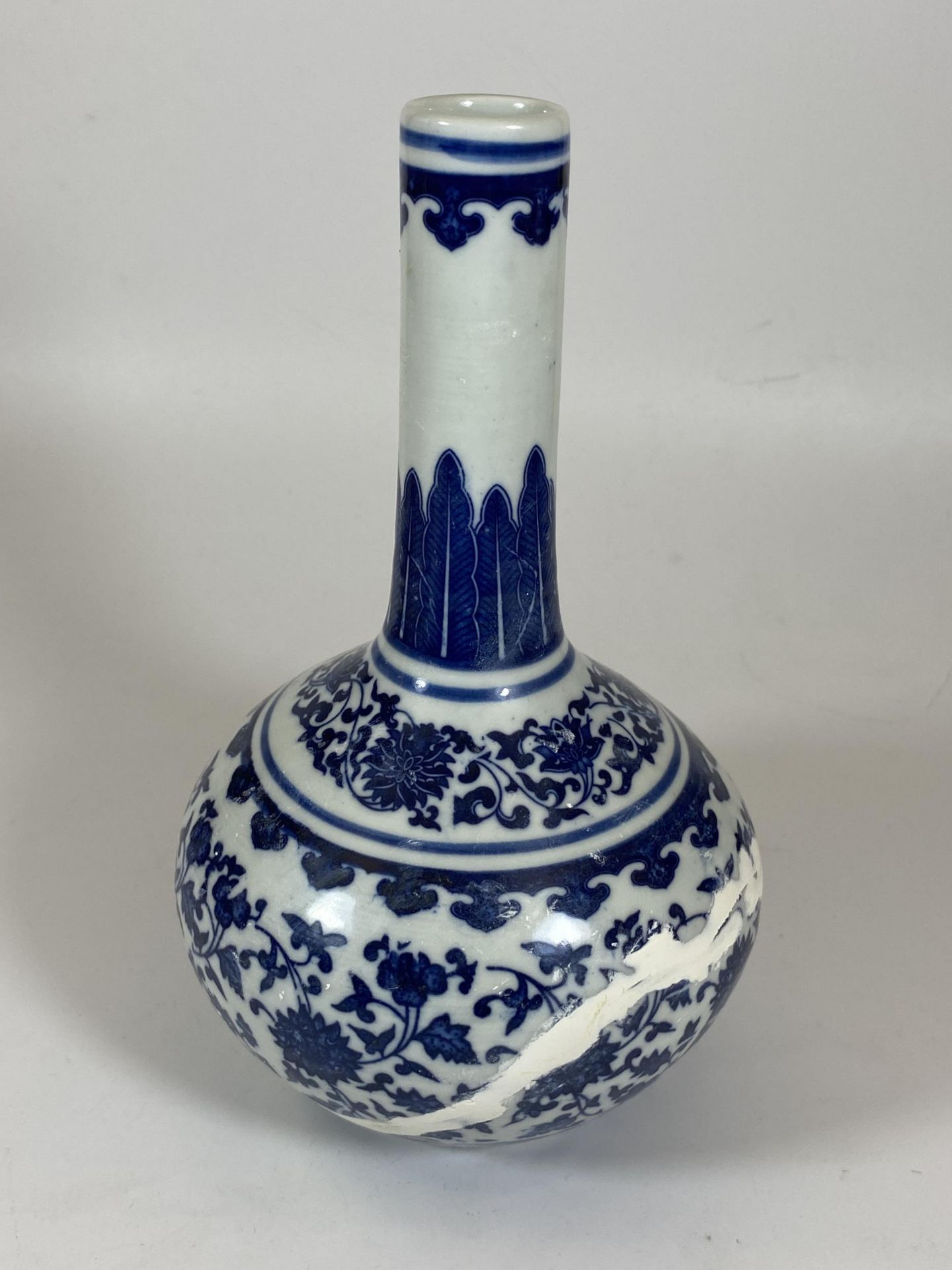 A QING STYLE CHINESE BLUE AND WHITE FLORAL BOTTLE VASE, QIANLONG MARK TO BASE, HEIGHT 23CM - Image 2 of 5