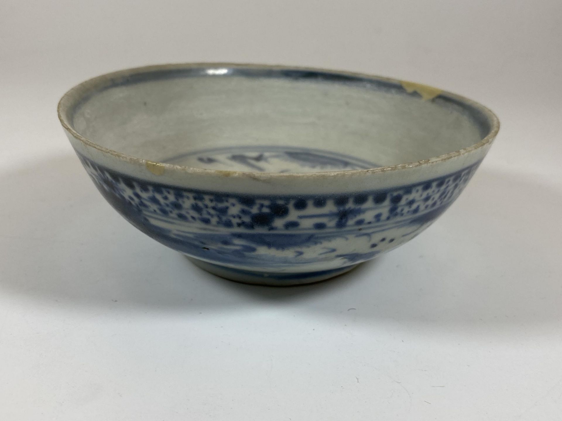 A BELIEVED MING DYNASTY CHINESE BLUE AND WHITE PORCELAIN BOWL, SIX CHARACTER MARK TO BASE DIAMETER - Image 3 of 6