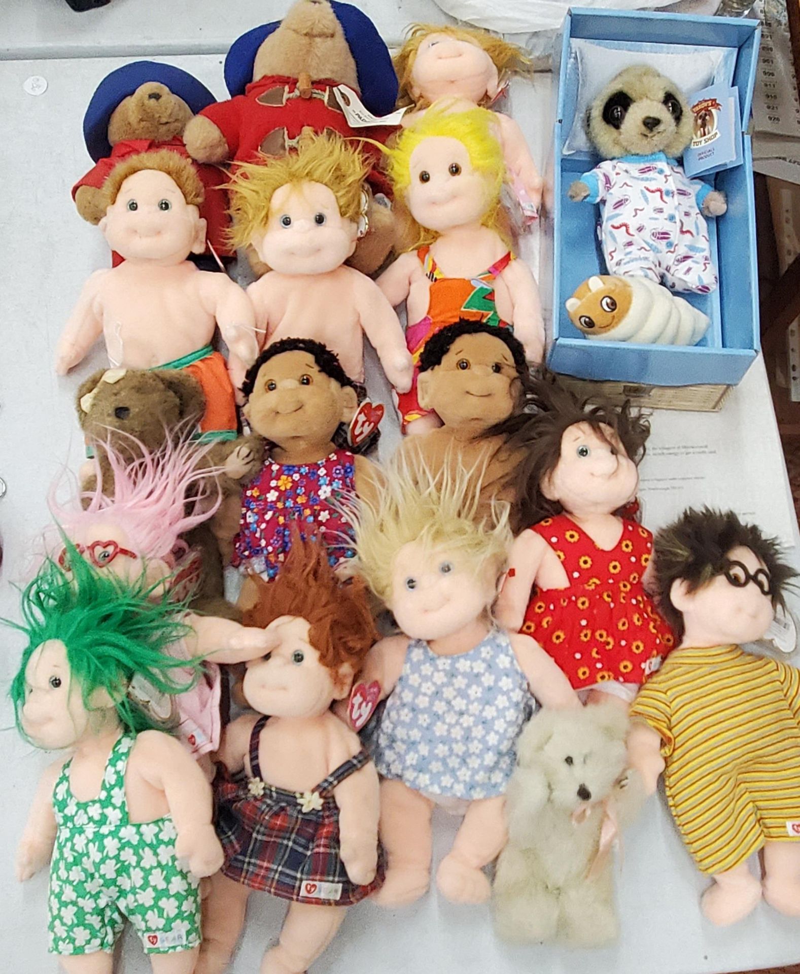 A LARGE COLLECTION OF CUDDLY TOYS TO INCLUDE PADDINGTON BEAR TY BEANIE KIDS, ETC