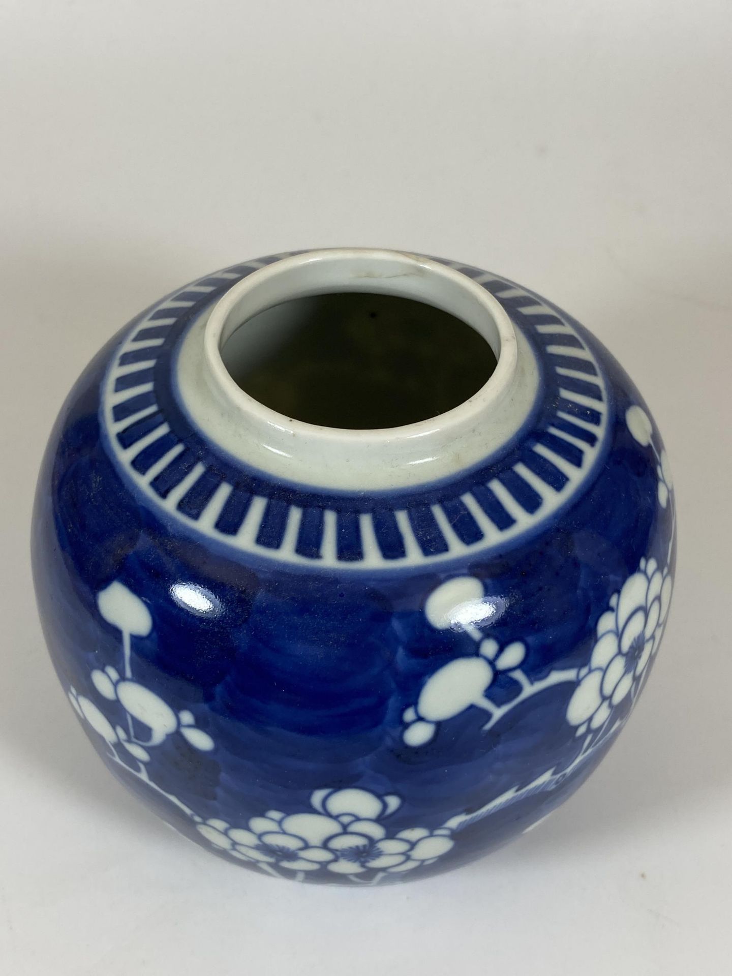 A CHINESE BLUE AND WHITE PRUNUS BLOSSOM GINGER JAR, DOUBLE RING MARK TO BASE, HEIGHT 13CM - Bild 2 aus 5