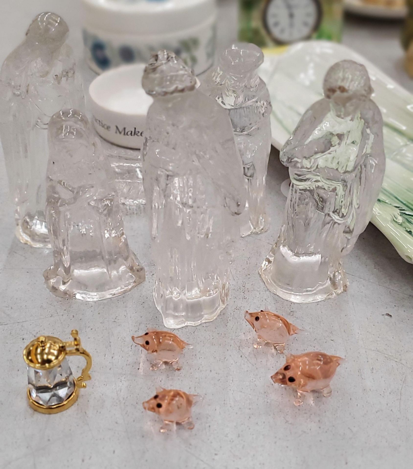 A MIXED LOT OF CERAMICS AND GLASSWARE TO INCLUDE MASON'S JUGS, A MASON'S 'CHRISTMAS VILLAGE' PIGGY - Bild 2 aus 4