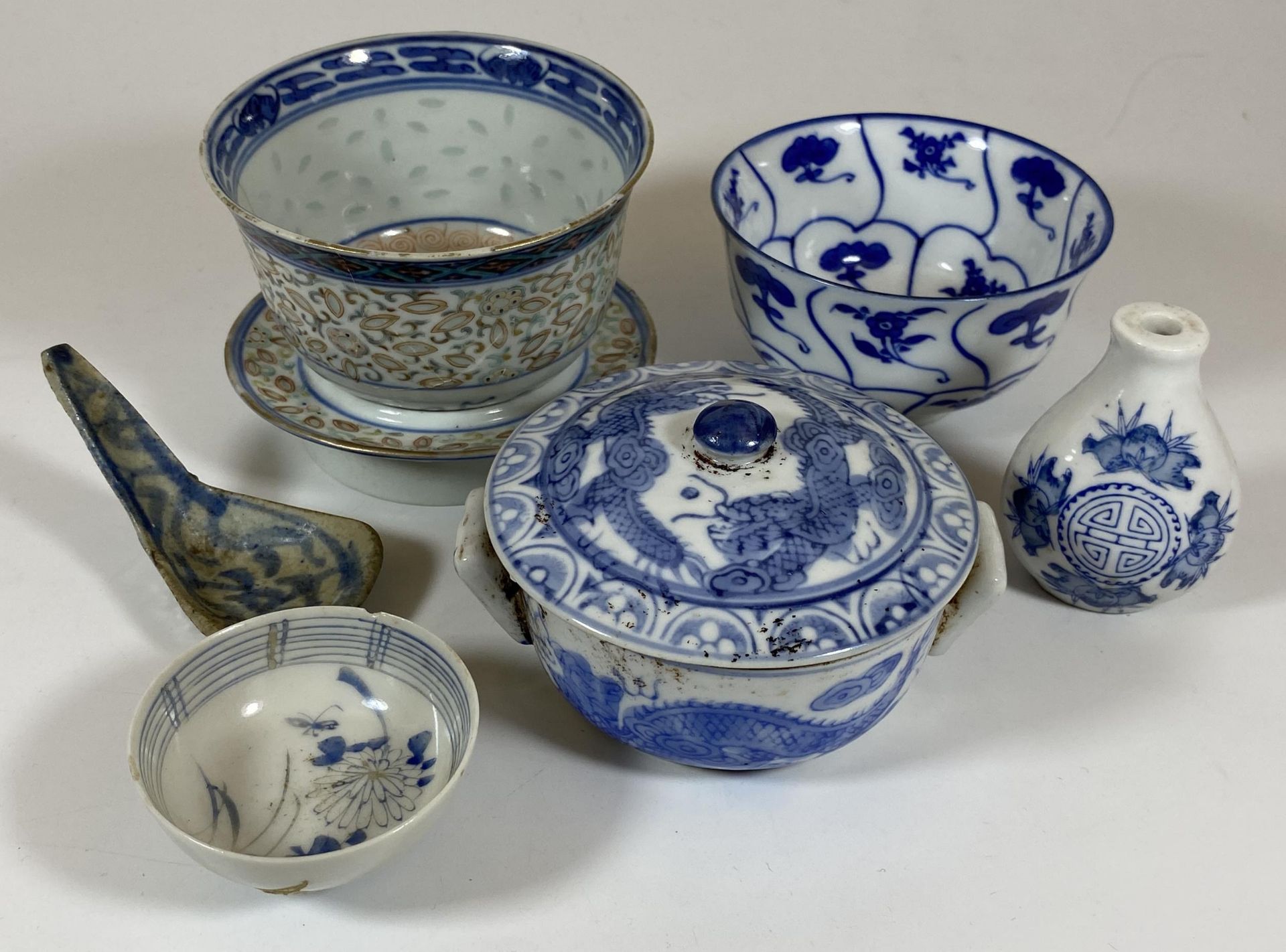 A COLLECTION OF CHINESE BLUE AND WHITE PORCELAIN ITEMS, MING STYLE SPOON, RICE BOWL, LIDDED DRAGON