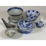 A COLLECTION OF CHINESE BLUE AND WHITE PORCELAIN ITEMS, MING STYLE SPOON, RICE BOWL, LIDDED DRAGON