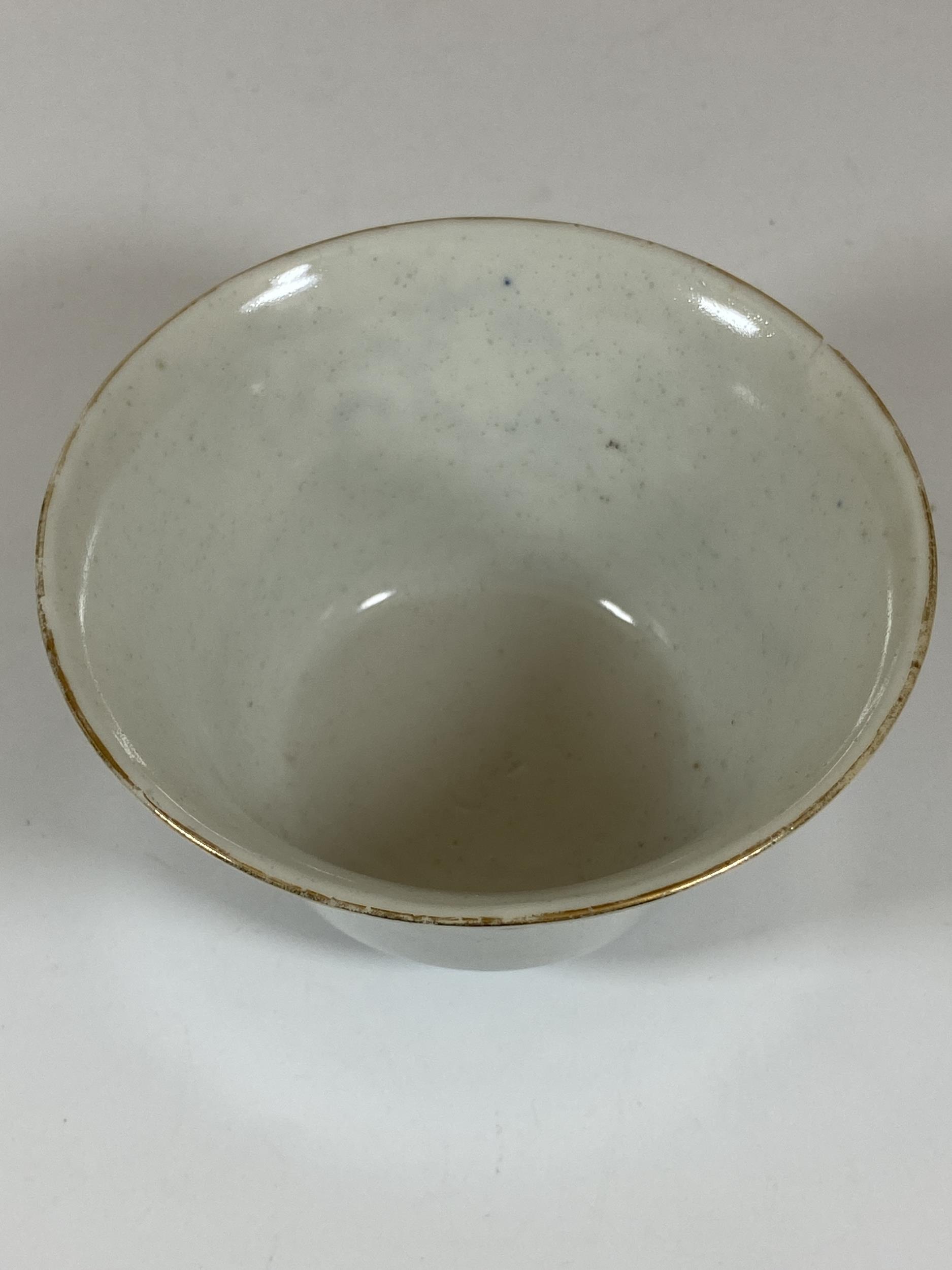 AN EARLY 20TH CENTURY CHINESE PORCELAIN BOWL WITH FIGURAL DESIGN, FOUR CHARACTER MARK TO BASE, - Image 4 of 6