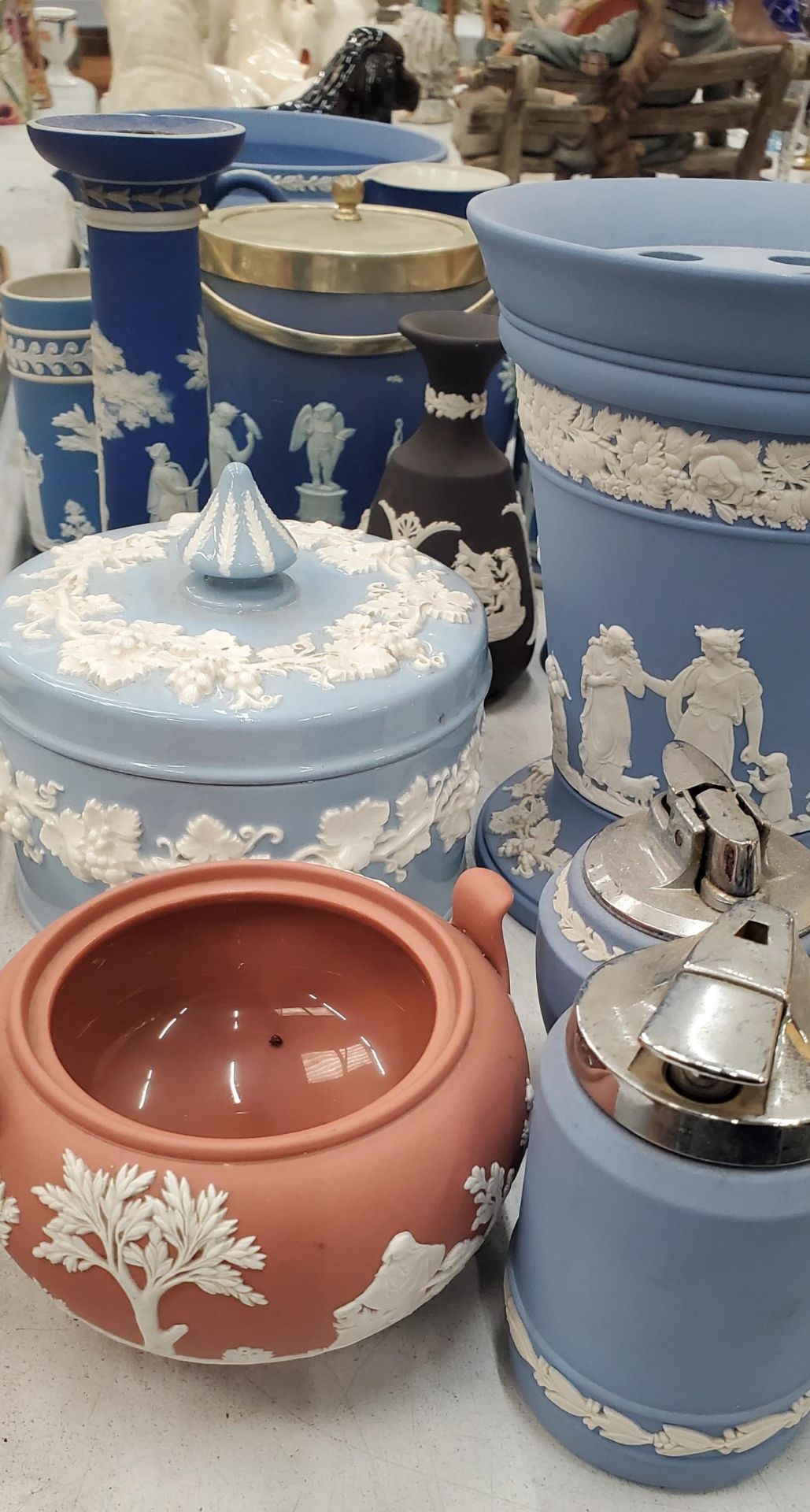 A LARGE QUANTITY OF WEDGWOOD AND WEDGWOOD STYLE JASPERWARE TO INCLUDE DARK BLUE, BLACK AND - Bild 2 aus 6