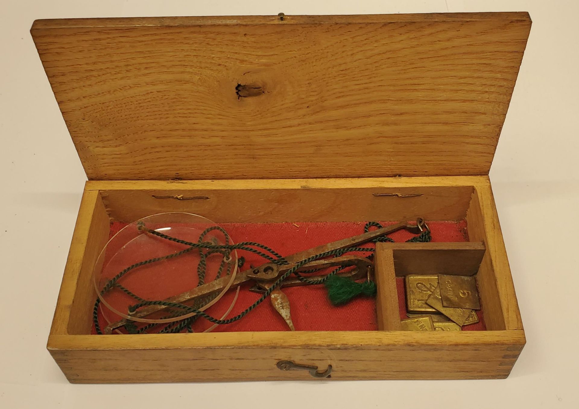 A SET OF VINTAGE JEWELLERY SCALES, BOXED