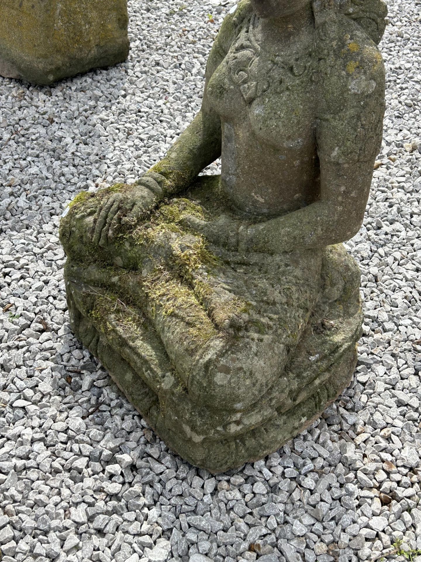 A LARGE RECONSTITUTED STONE BUDDHIST DIETY FIGURE - HEIGHT 104 CM, DEPTH 46 CM - Bild 3 aus 5