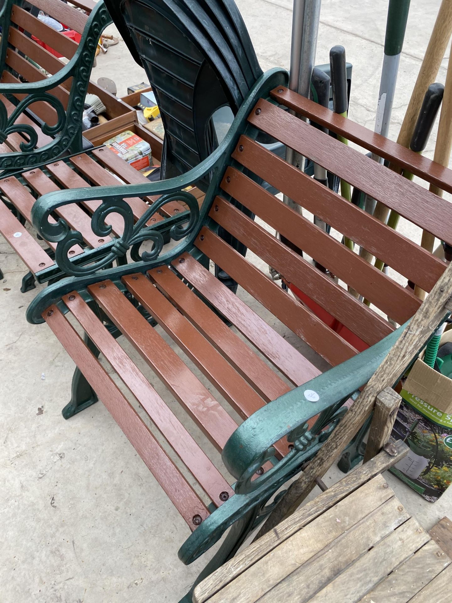 TWO WOODEN SLATED GARDEN CHAIRS AND A SIDE TABLE ALL WITH CAST IRON ENDS - Bild 4 aus 4