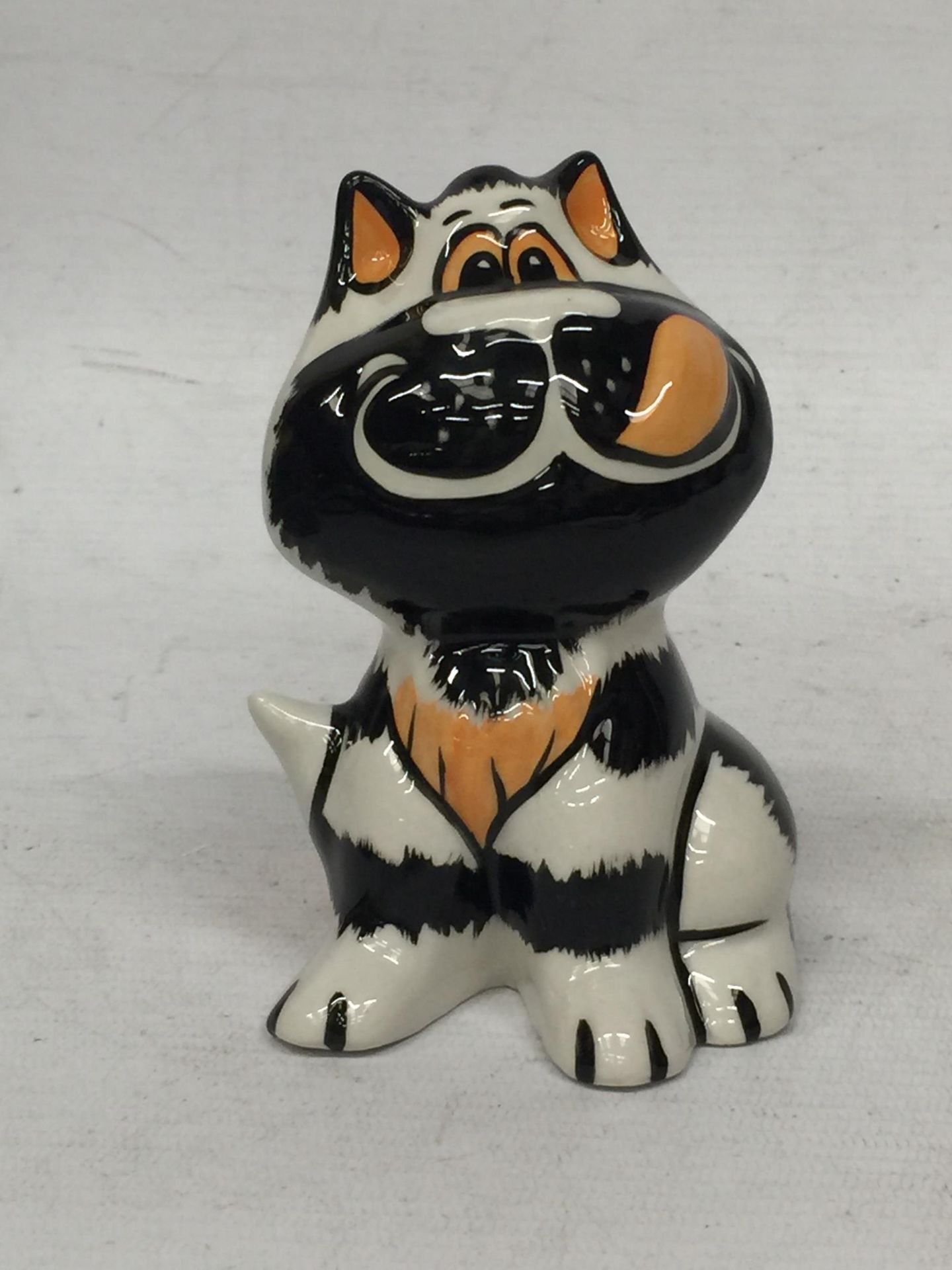 A LORNA BAILEY 'DELICIOUS' CAT FIGURE