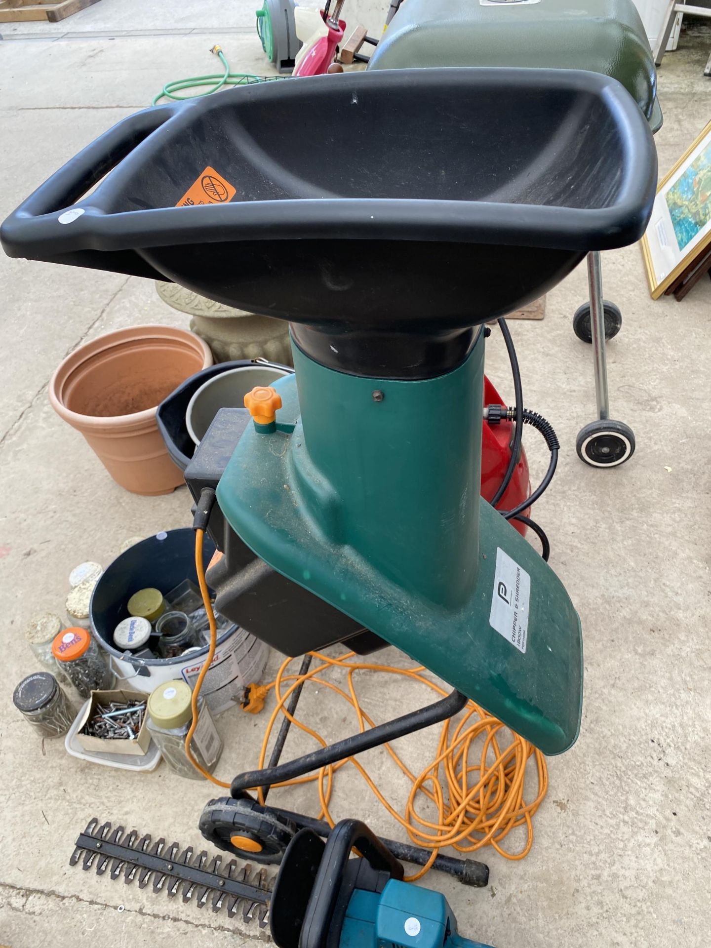 FOUR ITEMS TO INCLUDE DRAINAGE RODS, CHAMPION POWER WASHER, HEDGE CUTTER AND GARDEN SHREDDER - Bild 3 aus 4