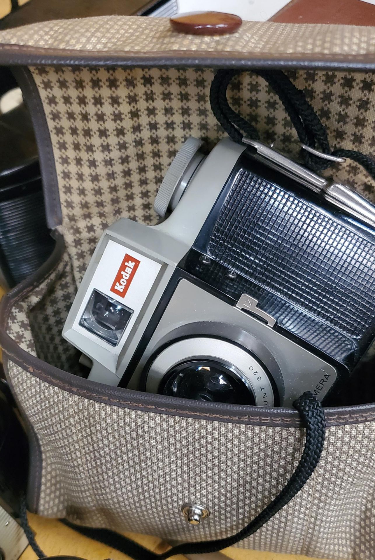 TEN VINTAGE KODAK CAMERAS - BROWNIE 44A, CRESTA AND CRESTA 3, BROWNIE 127 CAMERAS, KODAK BROWNIE 127 - Image 4 of 4