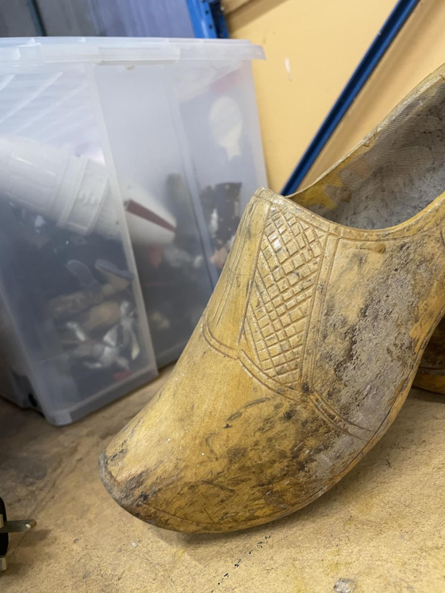 A LARGE PAIR OF VINTAGE WOODEN CLOGS - Bild 2 aus 2