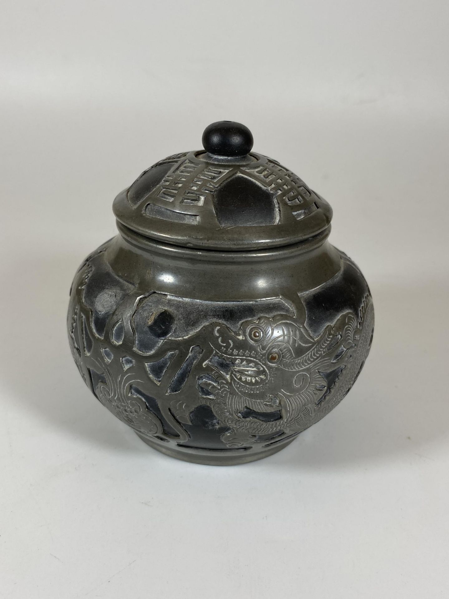 A CHINESE PEWTER LIDDED DRAGON DESIGN SUGAR BOWL, SEAL MARK TO BASE, HEIGHT 12CM - Bild 3 aus 5