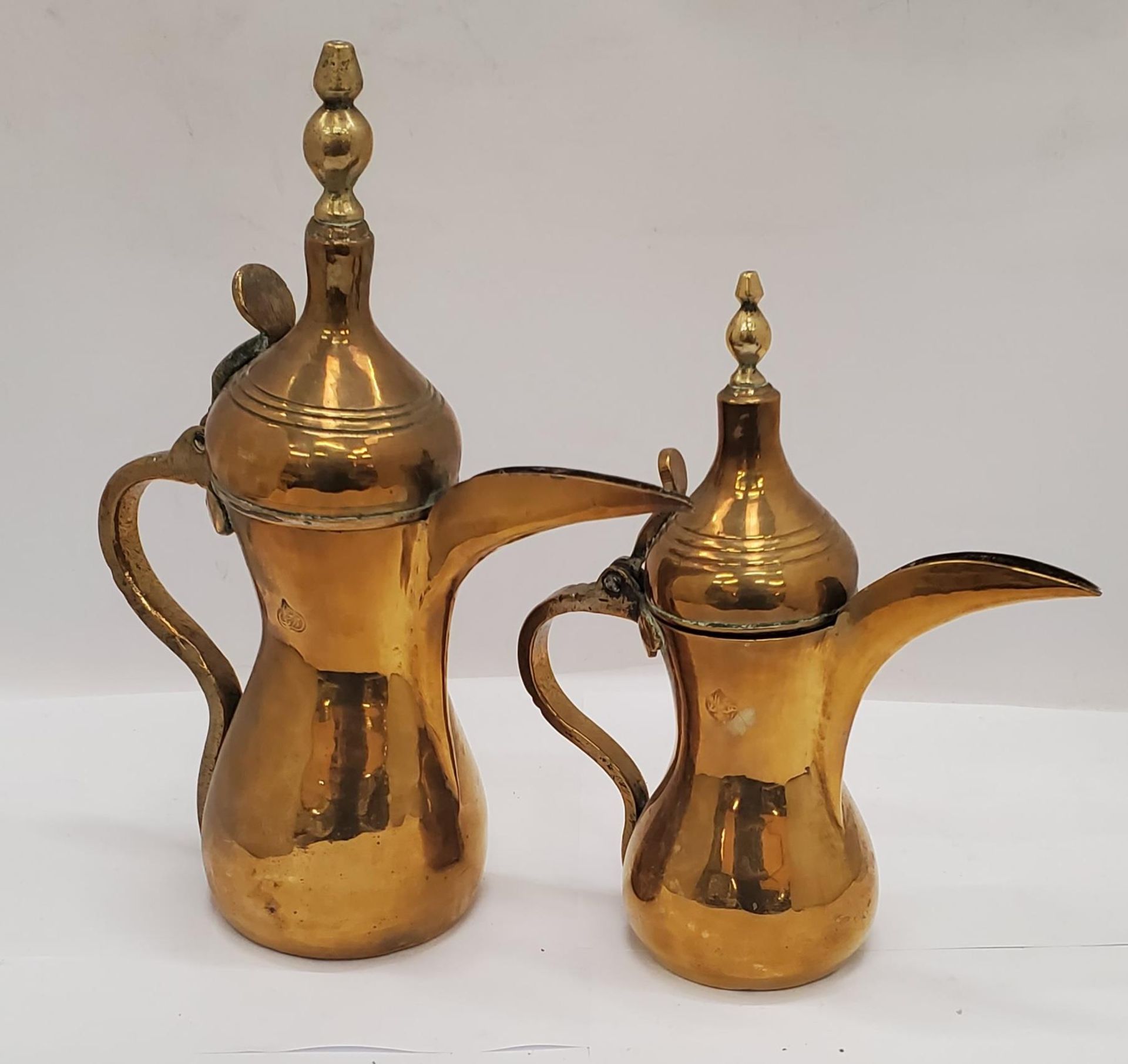 A QUANTITY OF BRASSWARE TO INCLUDE ASIAN STYLE COFFEE POTS, A LARGE COPPER AND BRASS KETTLE, - Image 4 of 5
