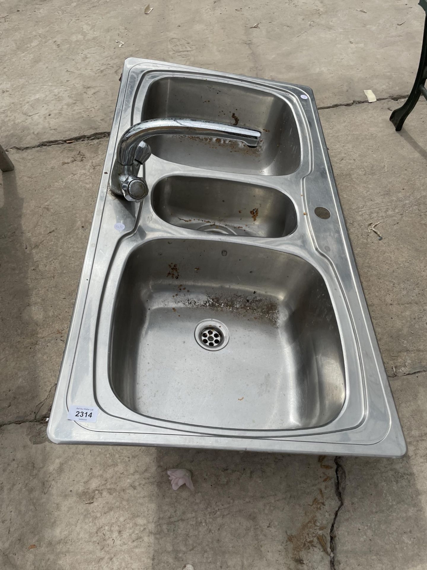 A STAINLESS STEEL SINK WITH TAP