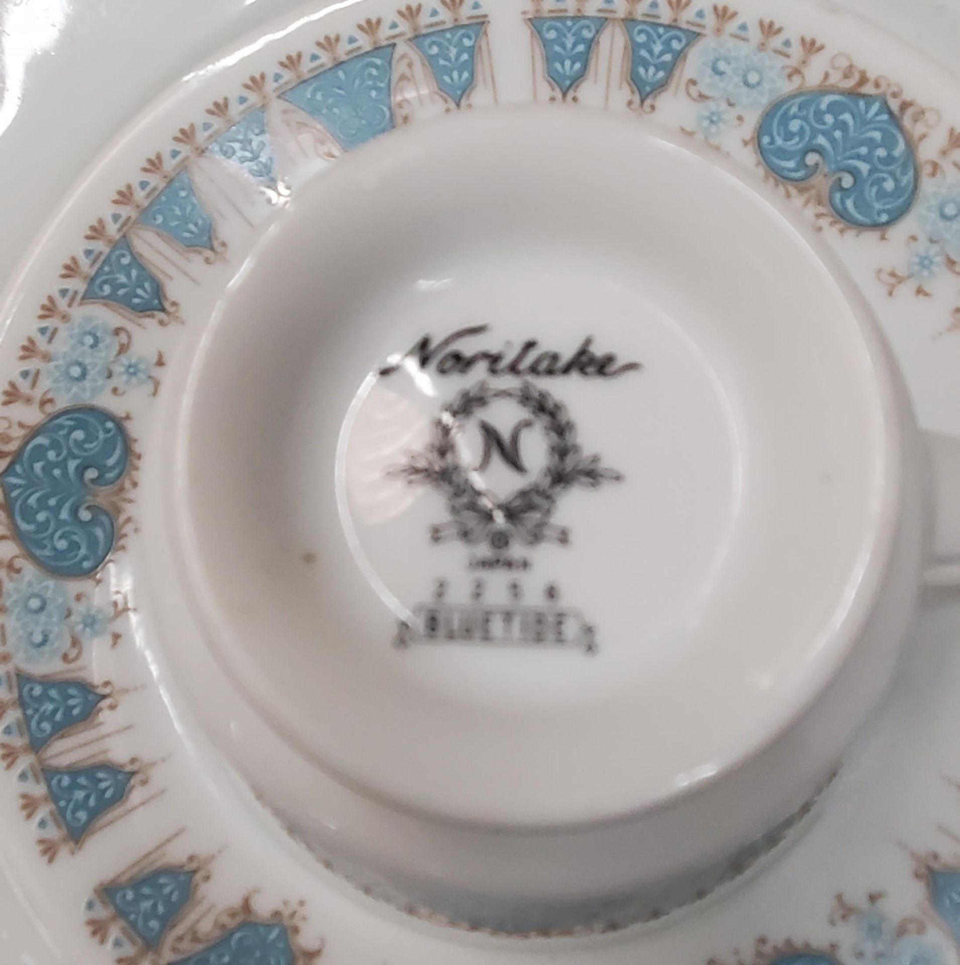 A NORITAKE JAPANESE 'BLUETIDE' PATTERN TEA / DINNER SERVICE TO INCLUDE PLATES, BOWLS, CUPS, SAUCERS, - Image 2 of 2