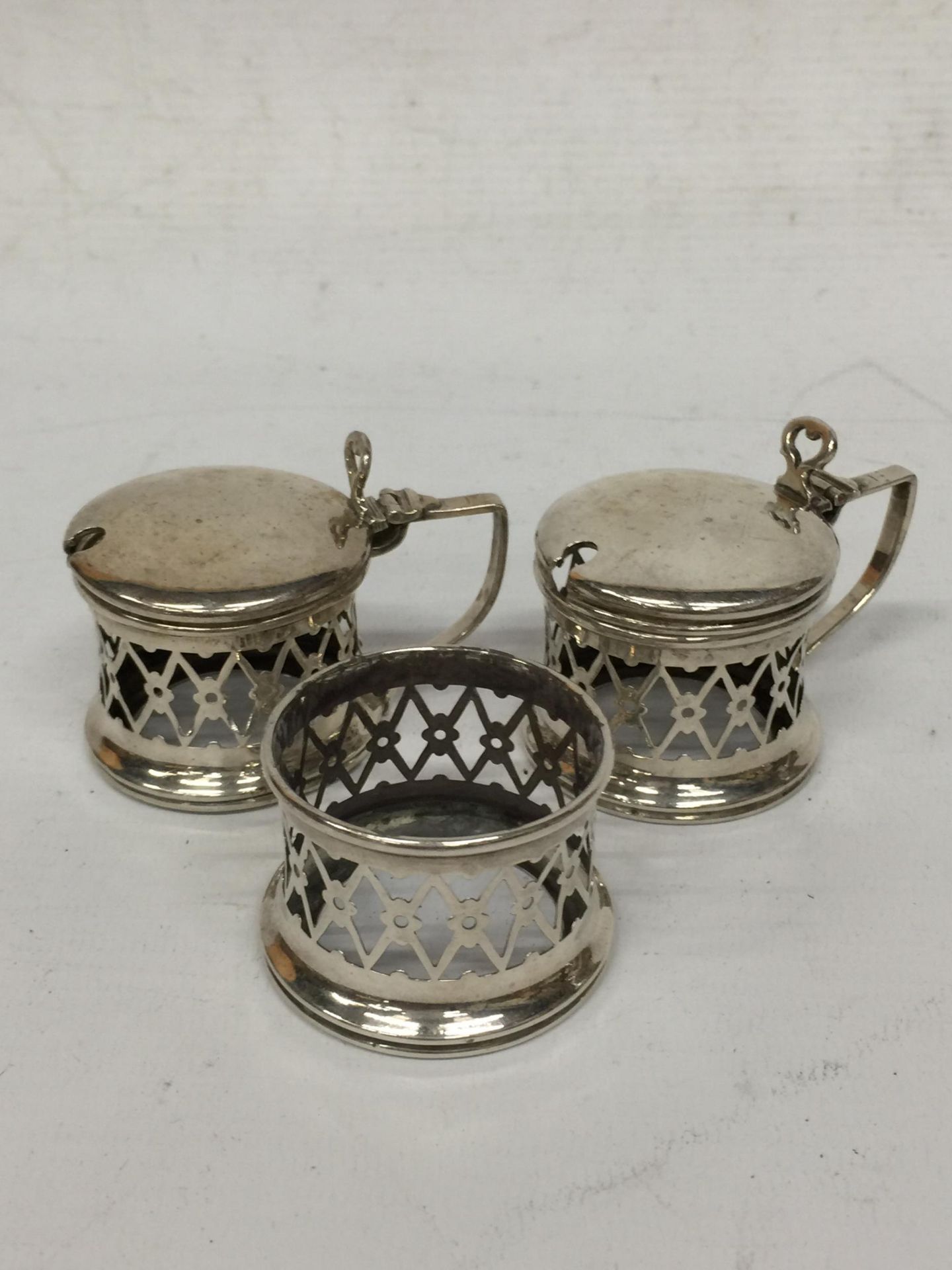 A SET OF FIVE HALLMARKED SILVER CONDIMENT ITEMS - LIDDED POTS, OPEN SALT AND SHAKERS - Image 3 of 5