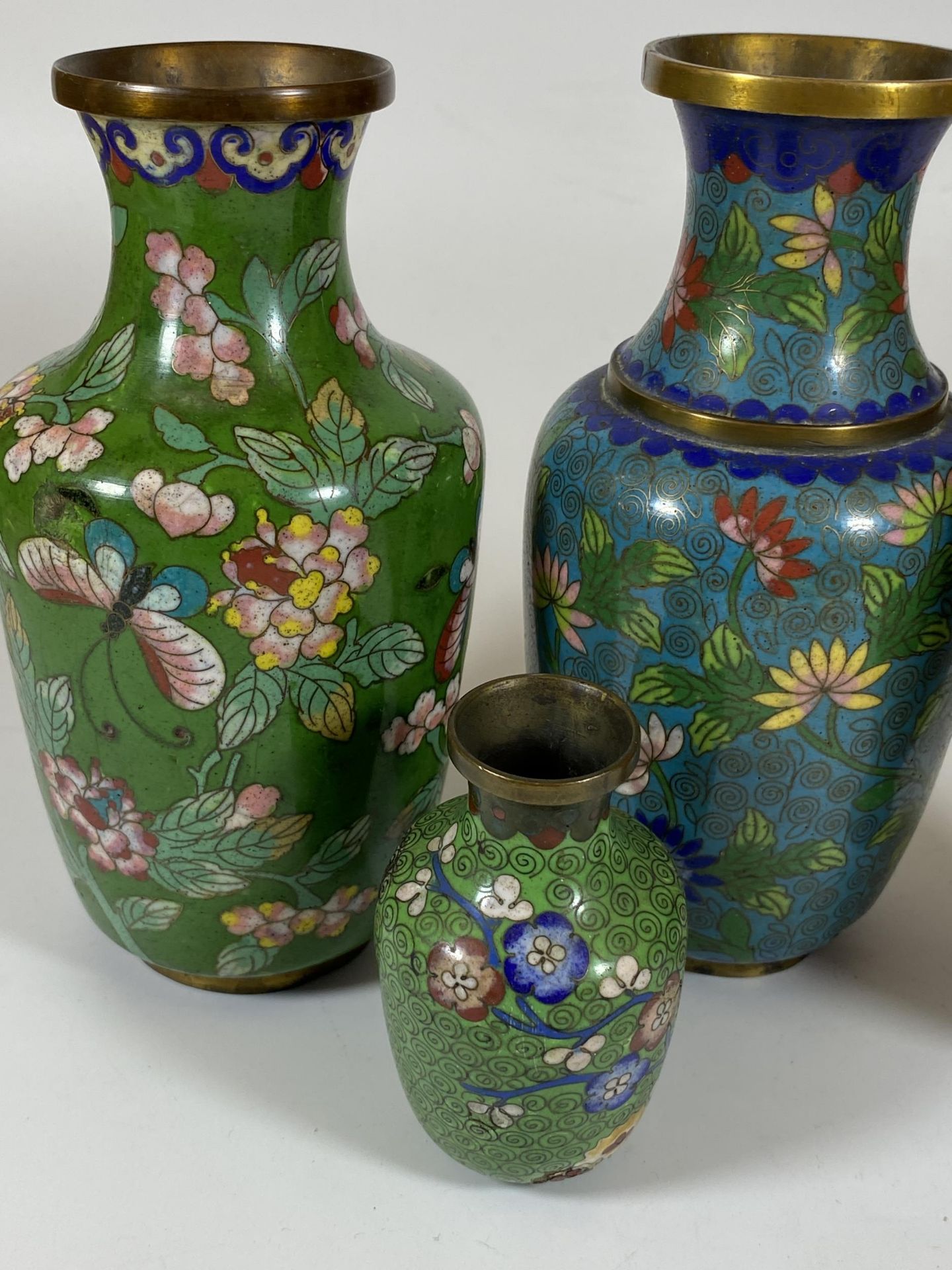 A GROUP OF FOUR ORIENTAL CLOISONNE VASES, TALLEST 17CM - Image 2 of 6