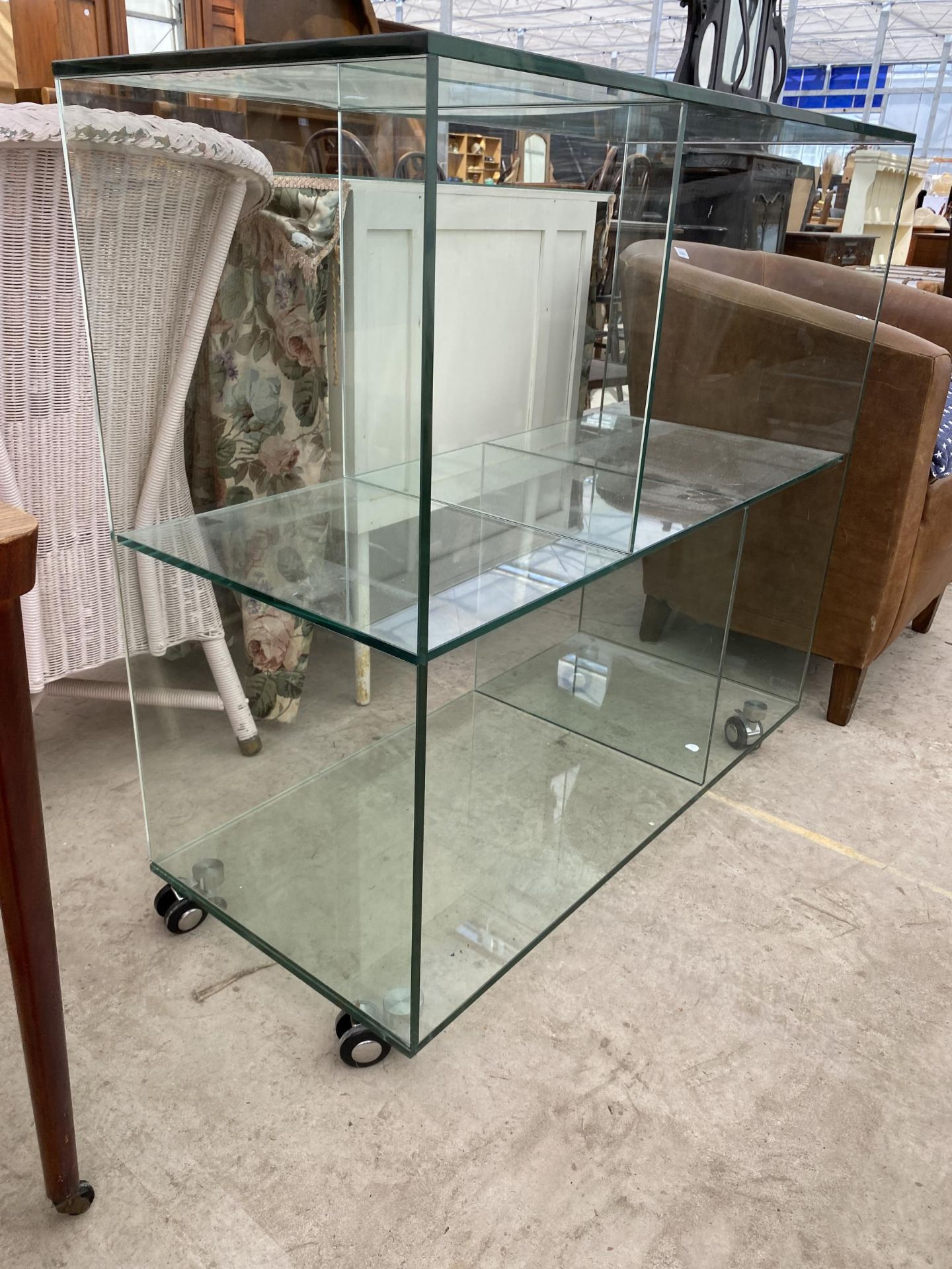 A MODERN GLASS FOUR SECTION DISPLAY STAND ON CASTERS, 35.5X16" - Bild 2 aus 2