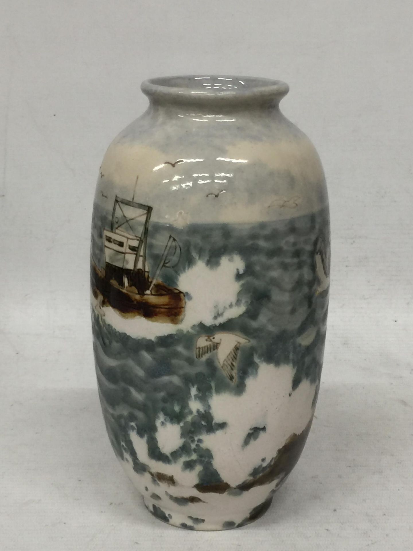 A COBRIDGE STONEWARE VASE WITH FISHING BOAT DESIGN - Bild 2 aus 5