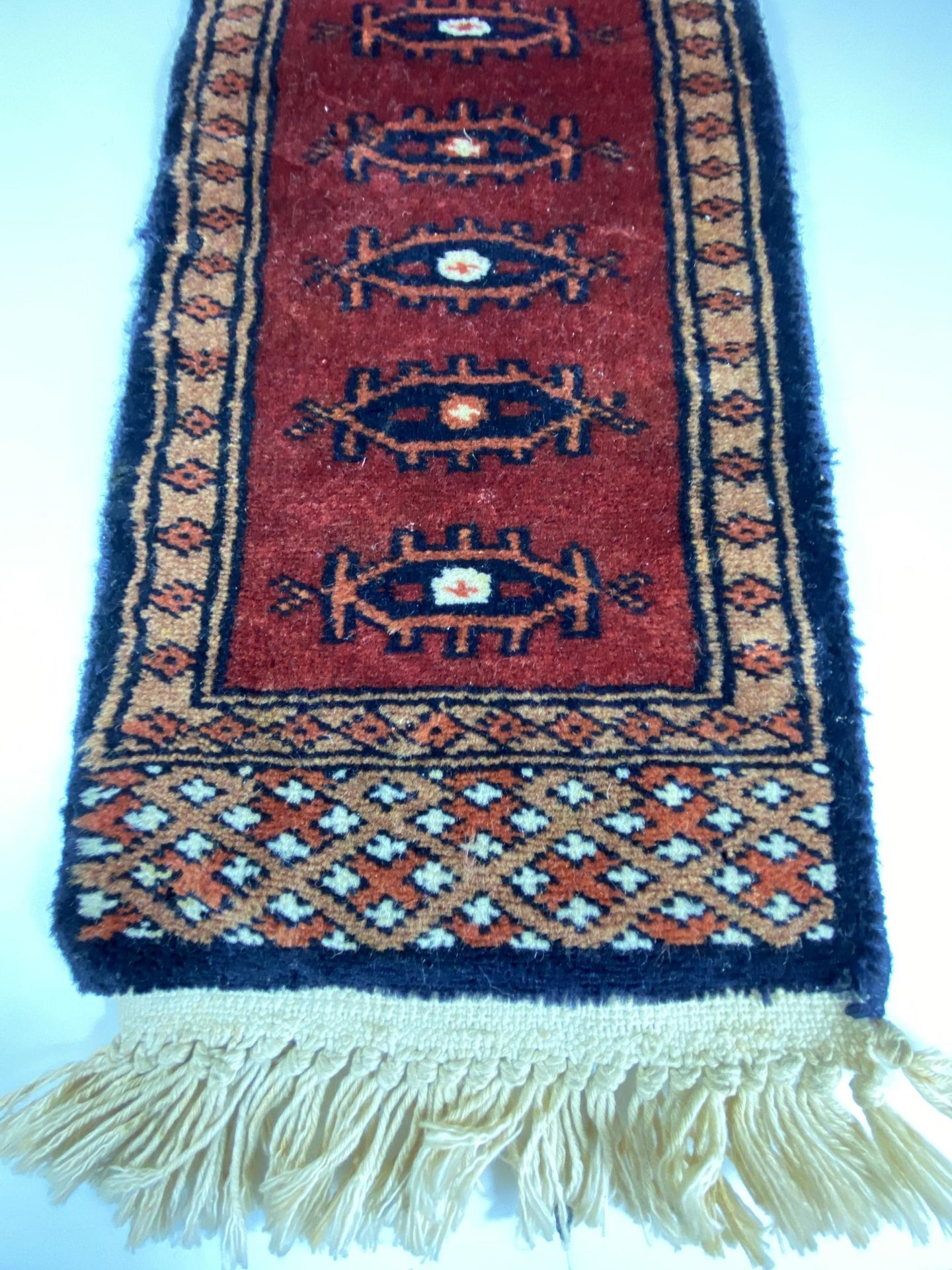 A VINTAGE MIDDLE EASTERN PERSIAN RED SAMPLE RUNNER, LENGTH 63CM - Image 2 of 7