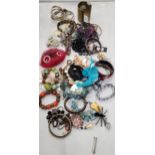 A QUANTITY OF COSTUME JEWELLERY TO INCLUDE BROOCHES, BANGLES, RINGS, ETC