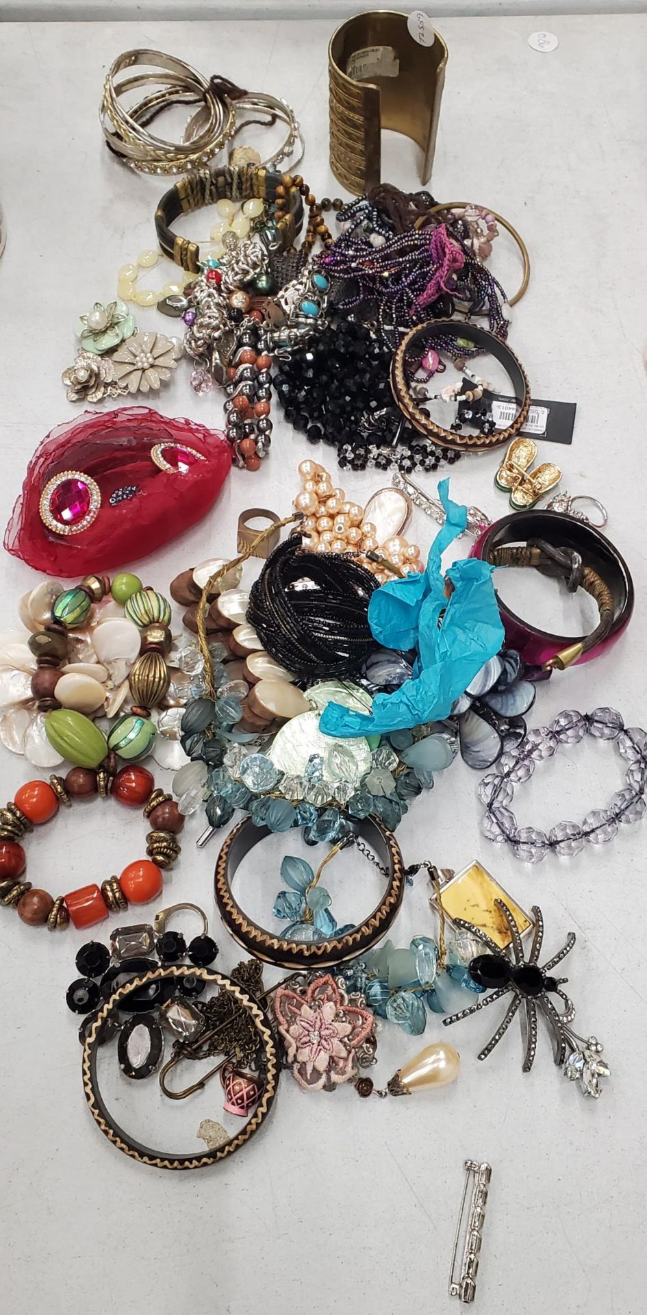 A QUANTITY OF COSTUME JEWELLERY TO INCLUDE BROOCHES, BANGLES, RINGS, ETC