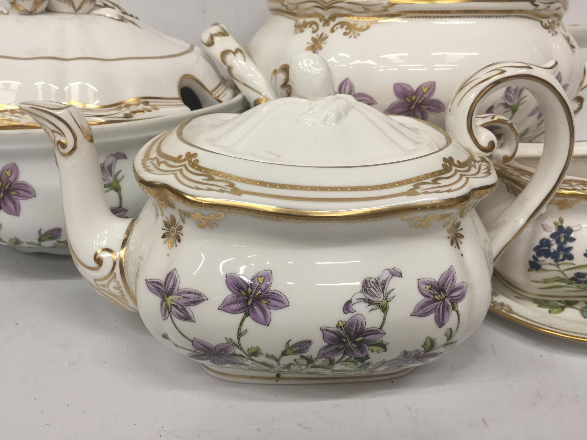 A COLLECTION OF SPODE CANTERBURY AND STAFFORD DLOWERS DINNER SERVICE ITEMS - Image 4 of 8