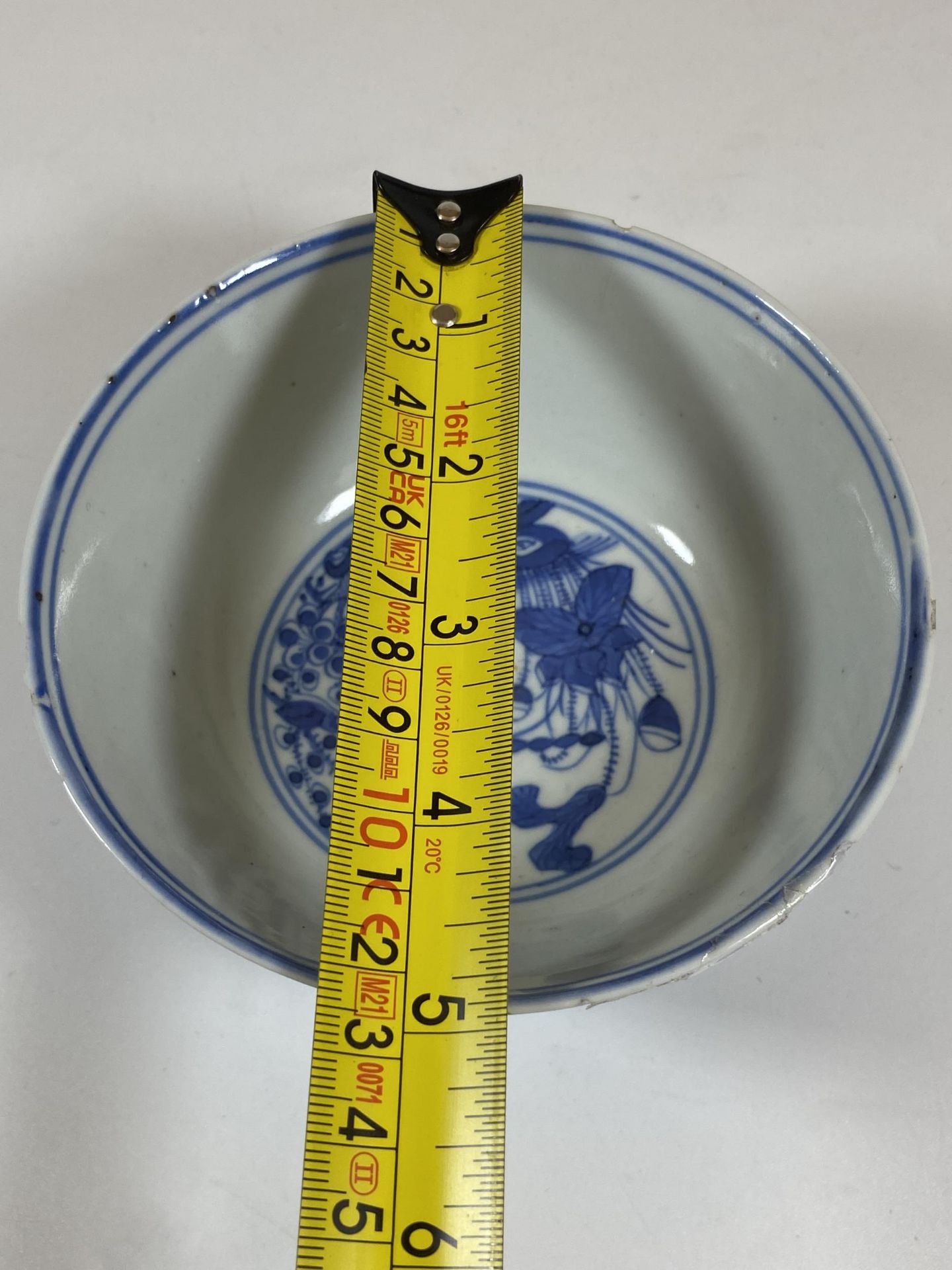 A 19TH CENTURY CHINESE KANGXI STYLE BLUE AND WHITE DRAGON DESIGN BOWL, FOUR CHARACTER MARK TO - Image 6 of 6