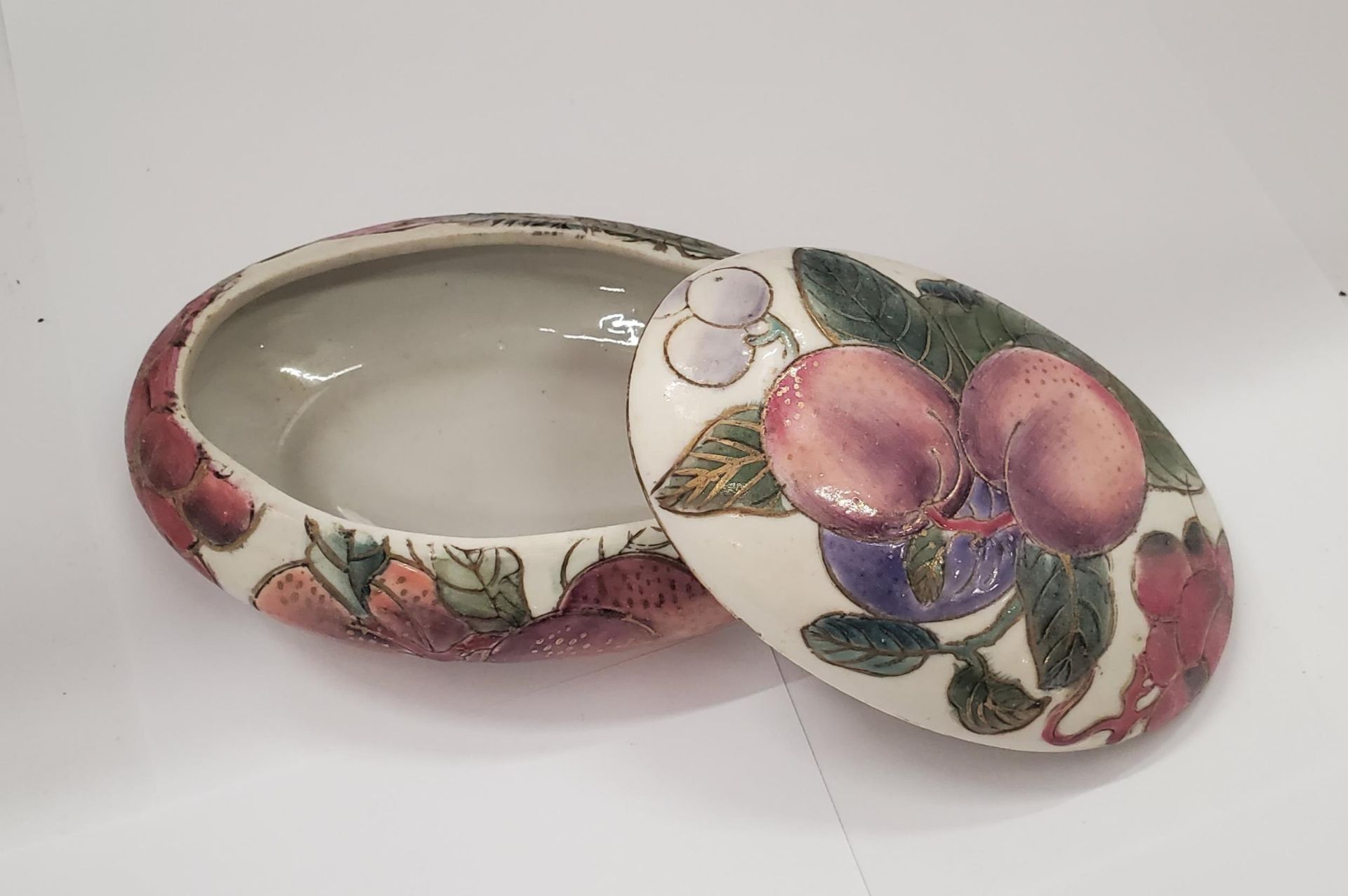 A COLLECTION OF 'TOYO COLLECTIONS' CERAMICS TO INCLUDE A WALL PLATE, CABINET PLATE, BOWL, TRINKET - Image 6 of 8