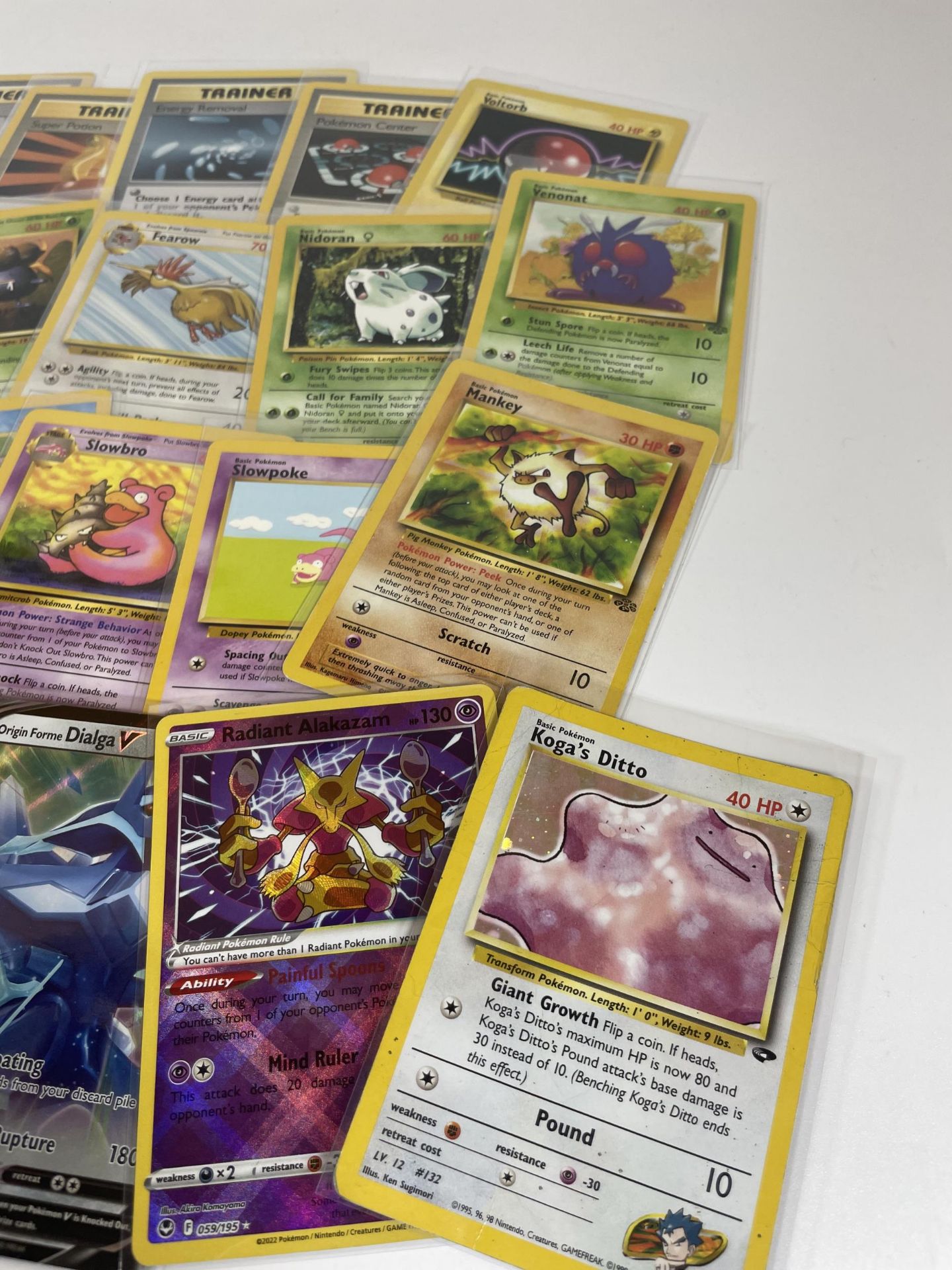 A COLLECTION OF 1999, WOTC & LATER POKEMON CARDS, FOSSIL & JUNGLE SET, HOLO LUGIA, GYM HEROES - Bild 4 aus 8