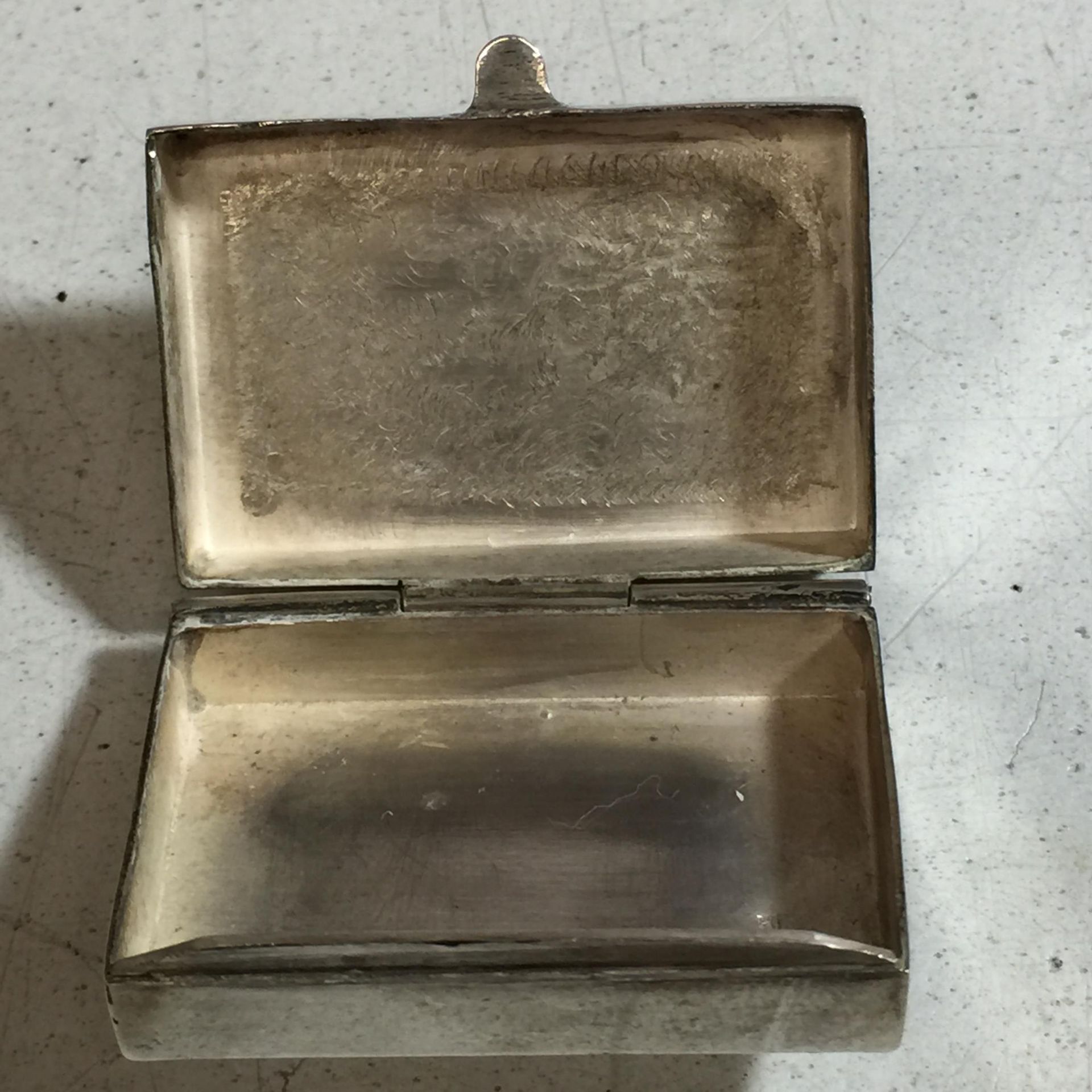 A SILVER TRINKET BOX WITH MOTHER OF PEARL ON THE TOP - Bild 4 aus 4