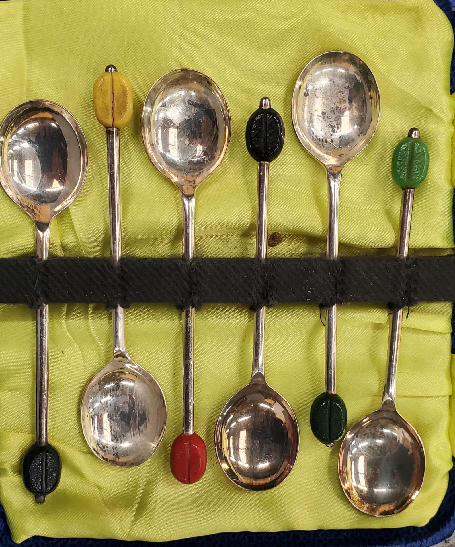 A QUANTITY OF VINTAGE FLATWARE, SOME IN BOXES, TO INCLUDE COFFEE BEAN SPOONS - Image 5 of 5