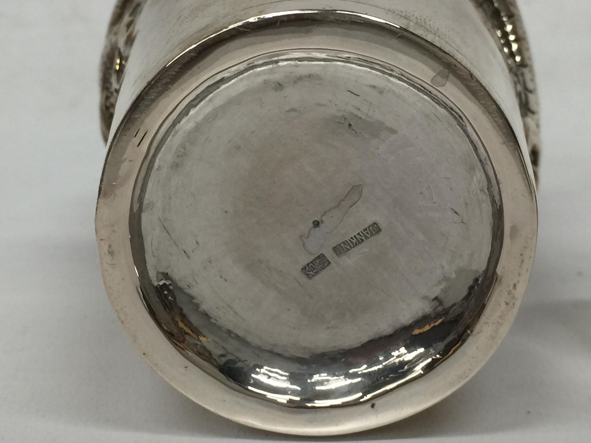 A BELIEVED SILVER CHINESE NANKING COCKTAIL SHAKER WITH DRAGON APPLIED DESIGN - Bild 5 aus 5