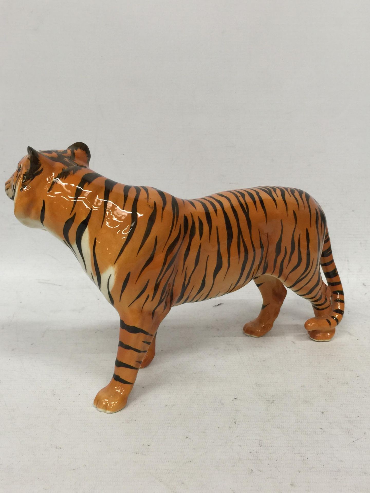 A BESWICK GLOSS BENGAL TIGER ANIMAL FIGURE - Image 3 of 5