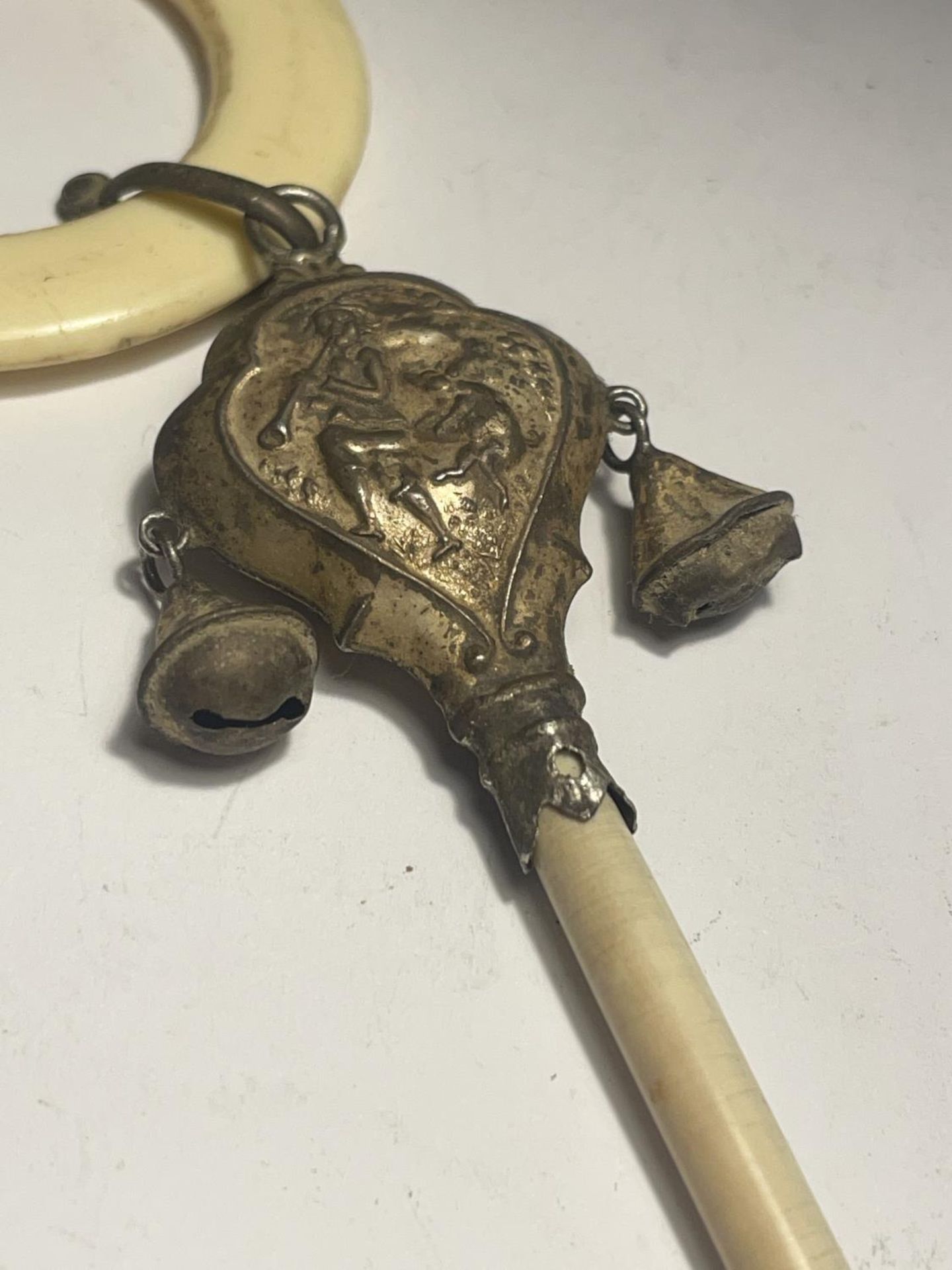 A VICTORIAN TEETHING RING AND RATTLE - Bild 2 aus 3