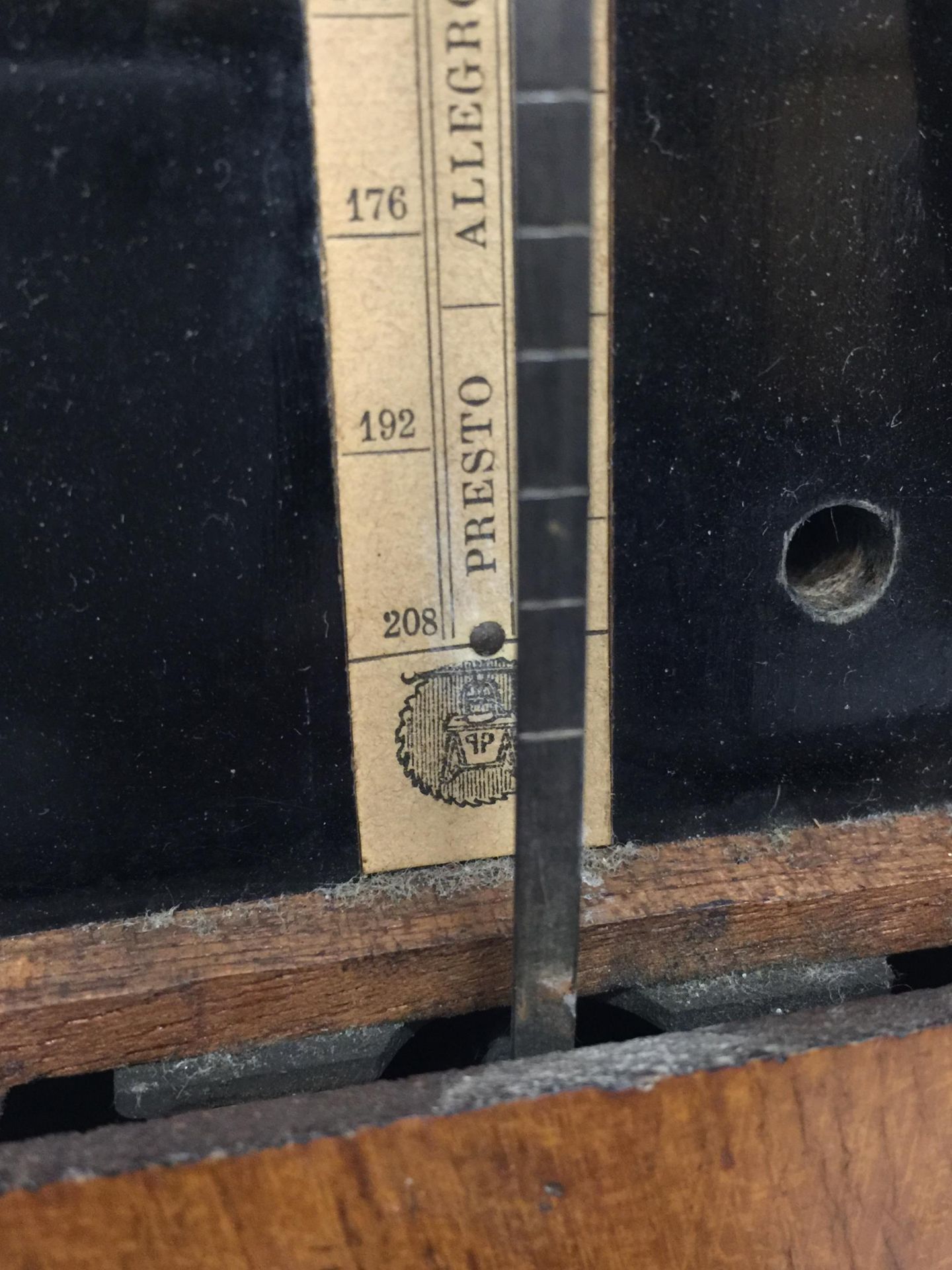 A VINTAGE WOODEN CASED CURWENS CLOCKWORK METRONOME - Bild 3 aus 5