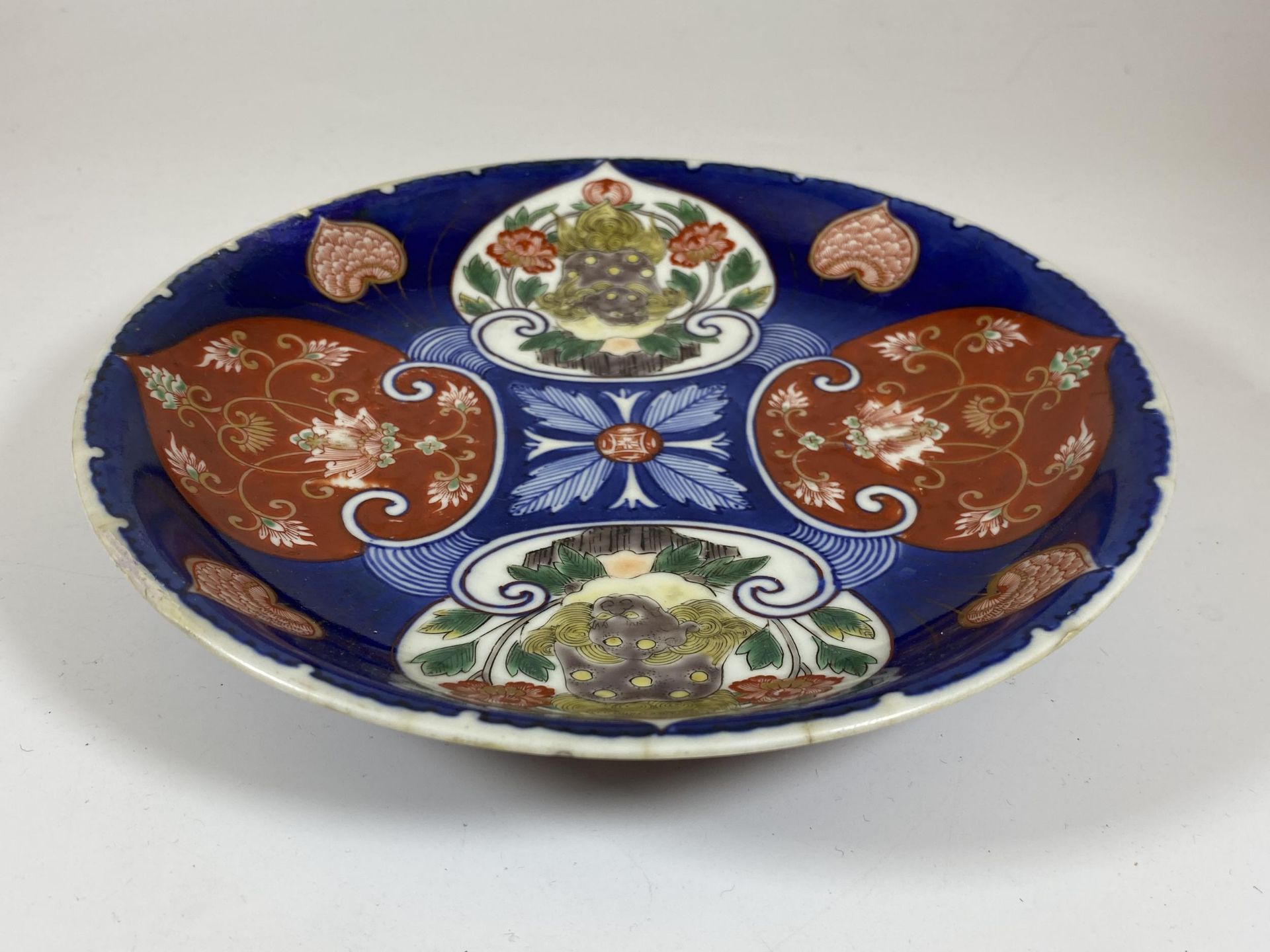 A JAPANESE MEIJI PERIOD (1868-1912) IMARI ON BLUE GROUND FLORAL PATTERN DISH, SIX CHARACTER MARK - Image 3 of 5