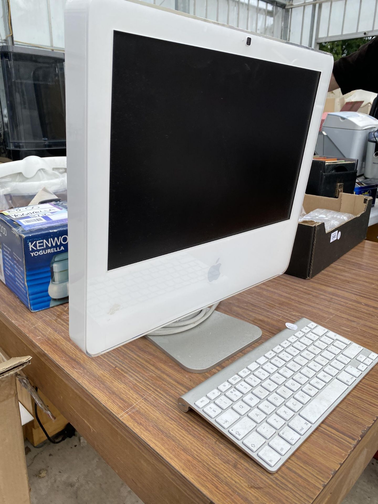 A RETRO APPLE IMAC WITH KEYBOARD - Image 2 of 4