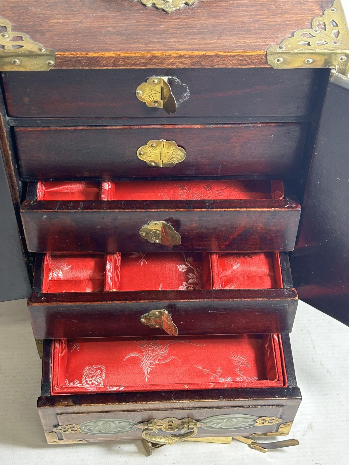 AN ORIENTAL JEWELLERY CABINET, WITH HIDDEN DRAWERS AND BRASS FITTINGS, ALONG WITH JADE STYLE INSERTS - Bild 4 aus 5