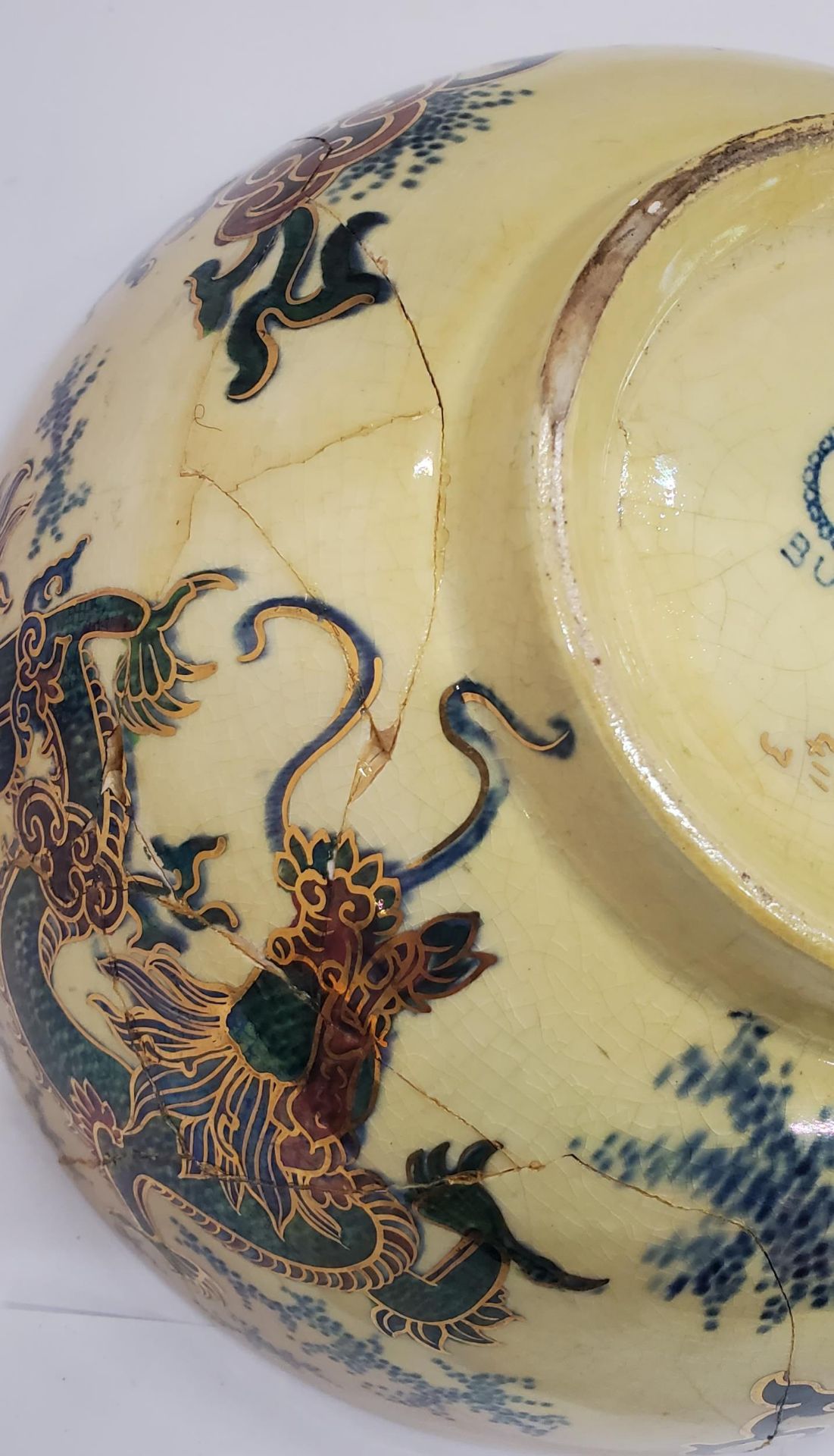 TWO LARGE BOWLS TO INCLUDE A MASON'S ORIENTAL PATTERNED AND A BURSLEY WARE 'DRAGON' - BOTH A/F - Image 9 of 9