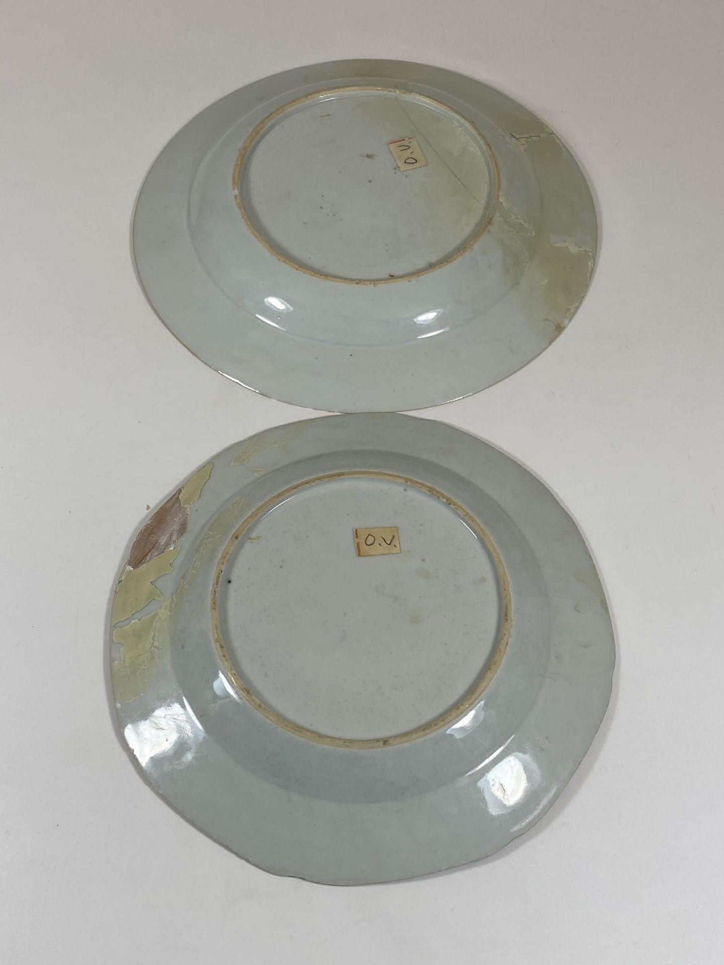 TWO 18TH CENTURY CHINESE FAMILLE ROSE PORCELAIN PLATES, LARGEST DIAMETER 22CM - Image 4 of 5