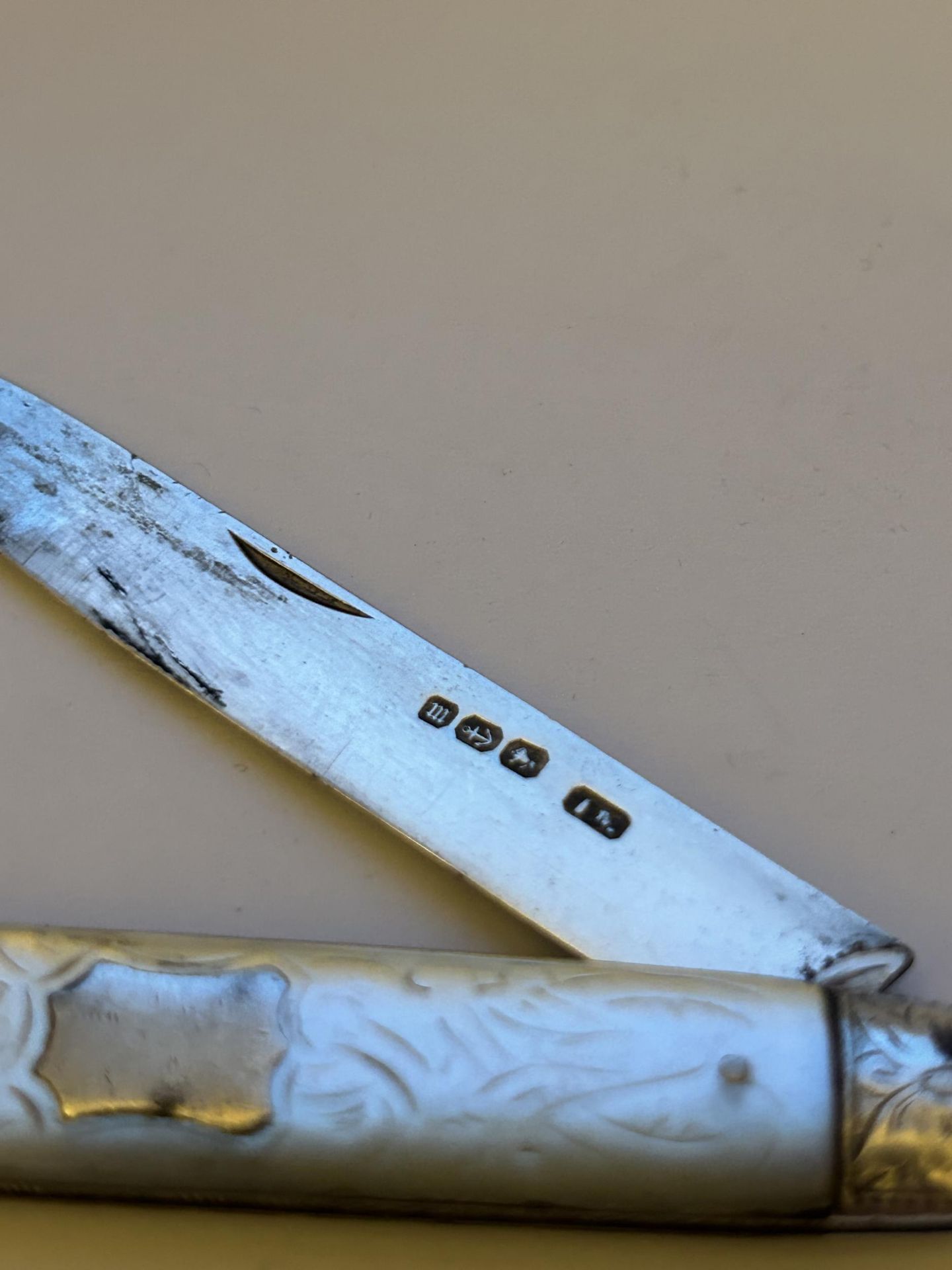 A VINTAGE HALLMARKED BIRMINGHAM SILVER BLADED FRUIT KNIFE WITH A MOTHER OF PEARL HANDLE - Image 2 of 3